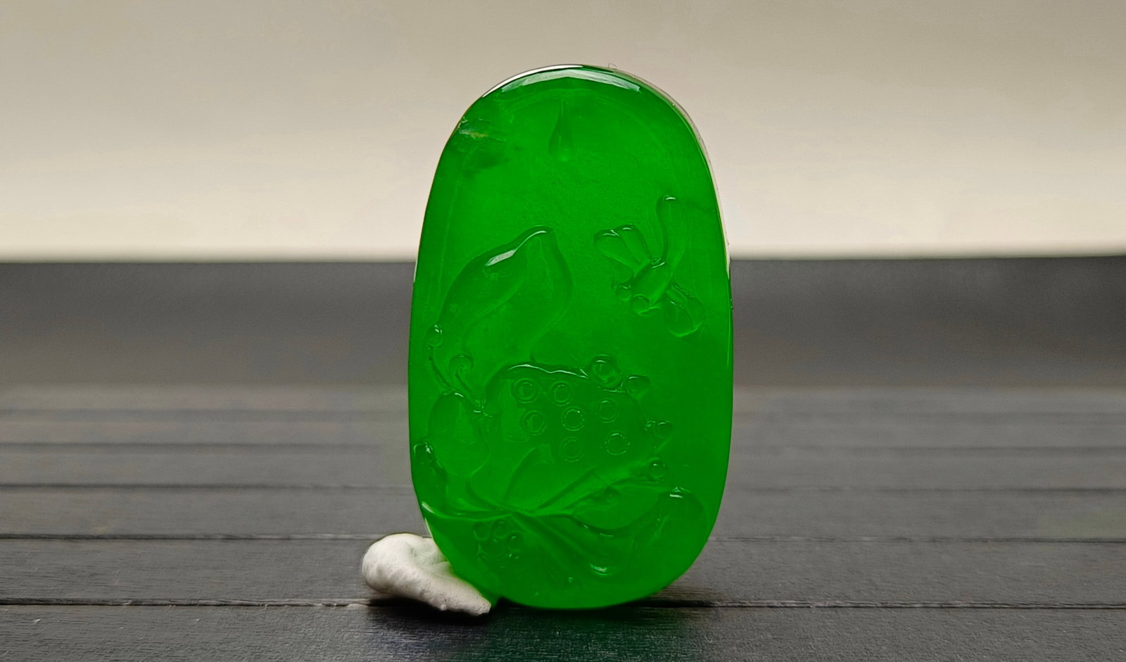 Top-grade dragon stone imperial green extra-large and extra-thick jadeite pendant (1 of 8)