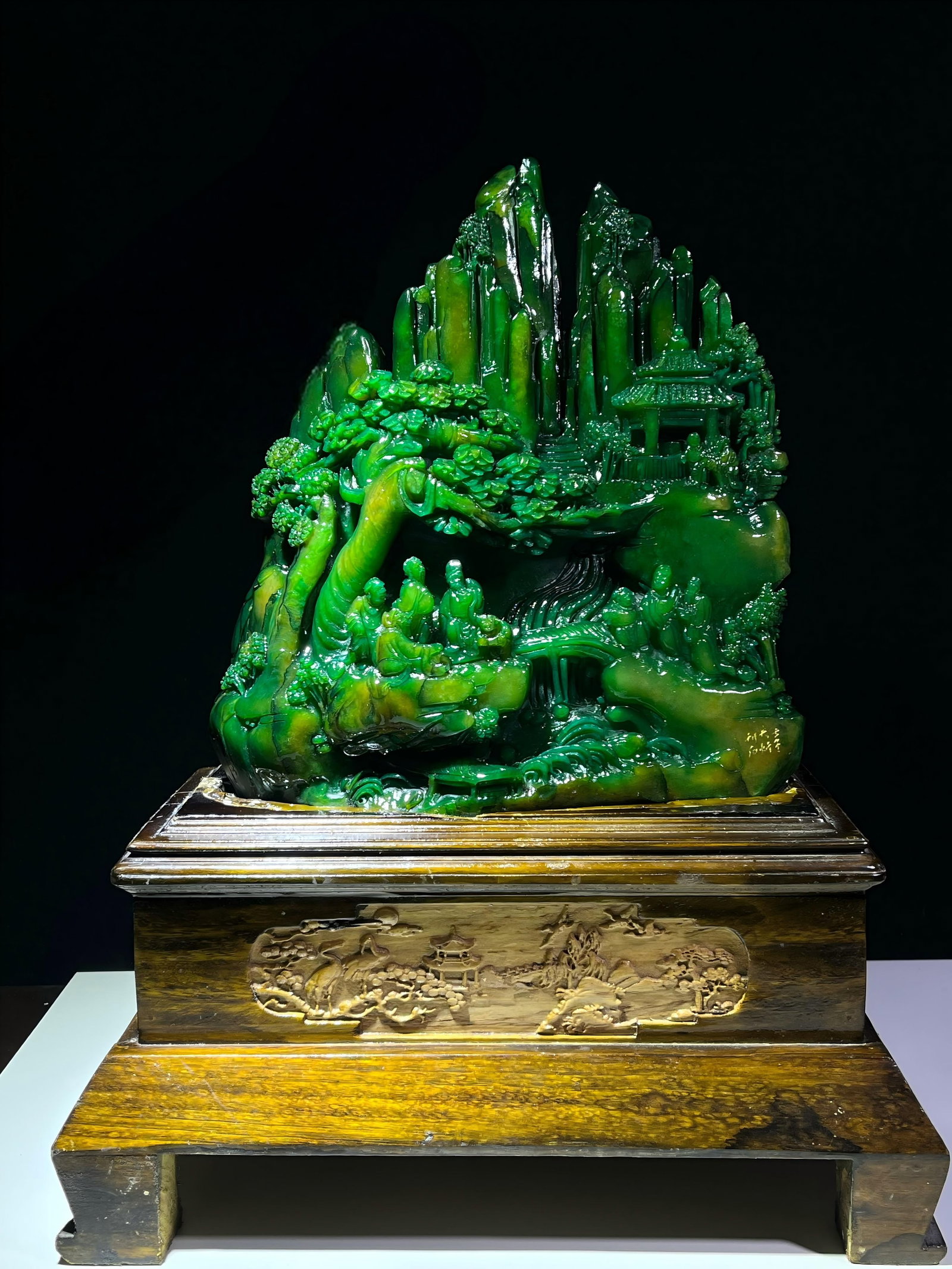 Exquisite Green Field Yellow Stone Pine Tree Ornament: A finely crafted green and yellow stone ornament depicting a pine tree in a refined living space, formerly owned by a collector. Dimensions: 52 x 30 cm, Weight: 23.15 g Provenance:Private collection o