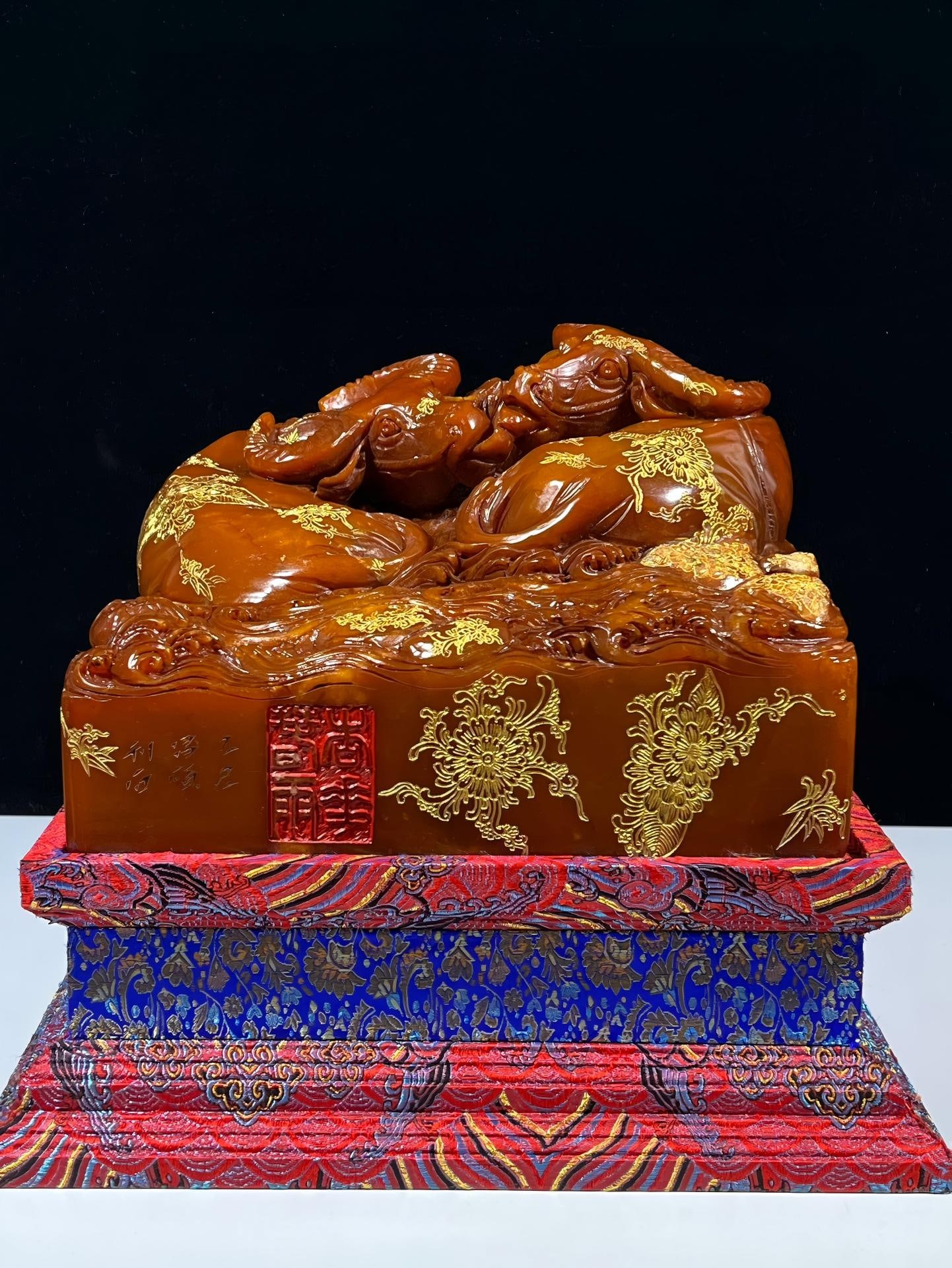 A finely collected Tianhuang stone seal featuring two oxen. (1 of 9)