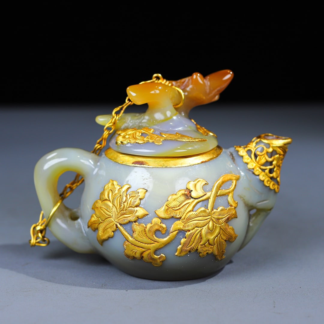 A rare natural agate plum blossom inlaid gold teapot: rare natural agate plum blossom inlaid gold teapot. Height: 9cm, Width: 11.5cm, Weight: 296g Provenance:From a private collection in San Diego, California, USA. Our dedicated team expertly handles bot