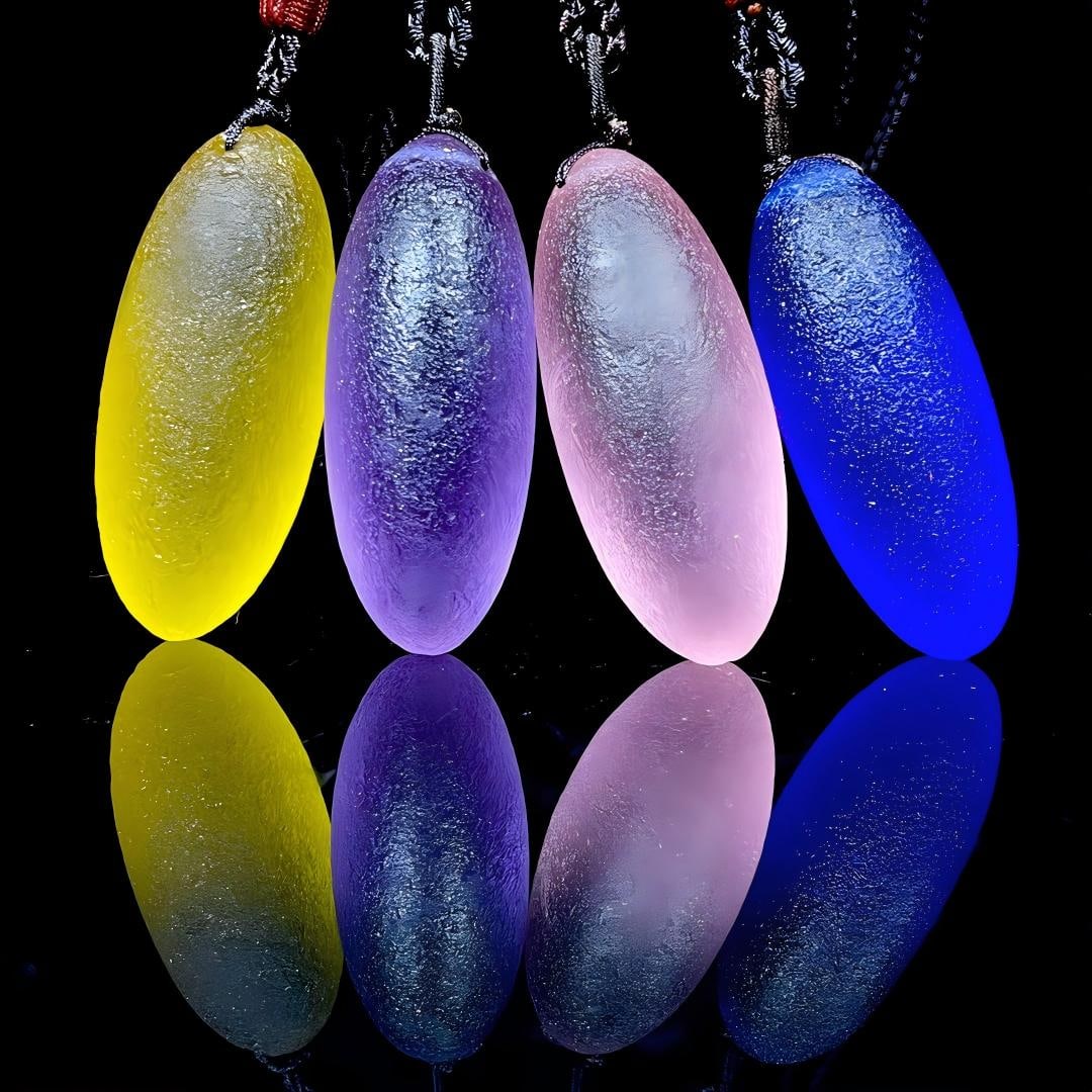 Old tektite necklace (1 of 9)