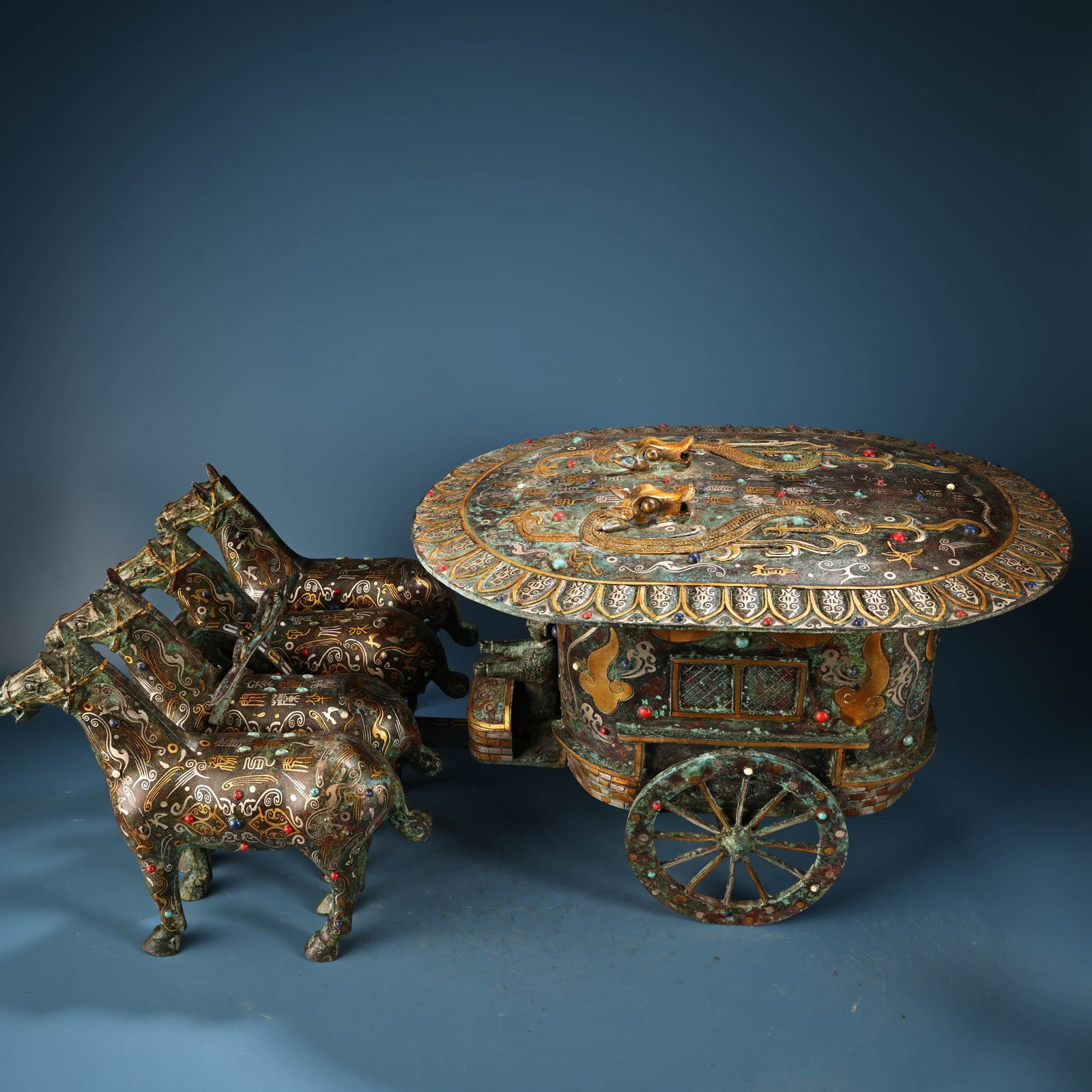 Rare antique collection acquired during a trip to the countryside: a bronze chariot inlaid with gold (1 of 14)