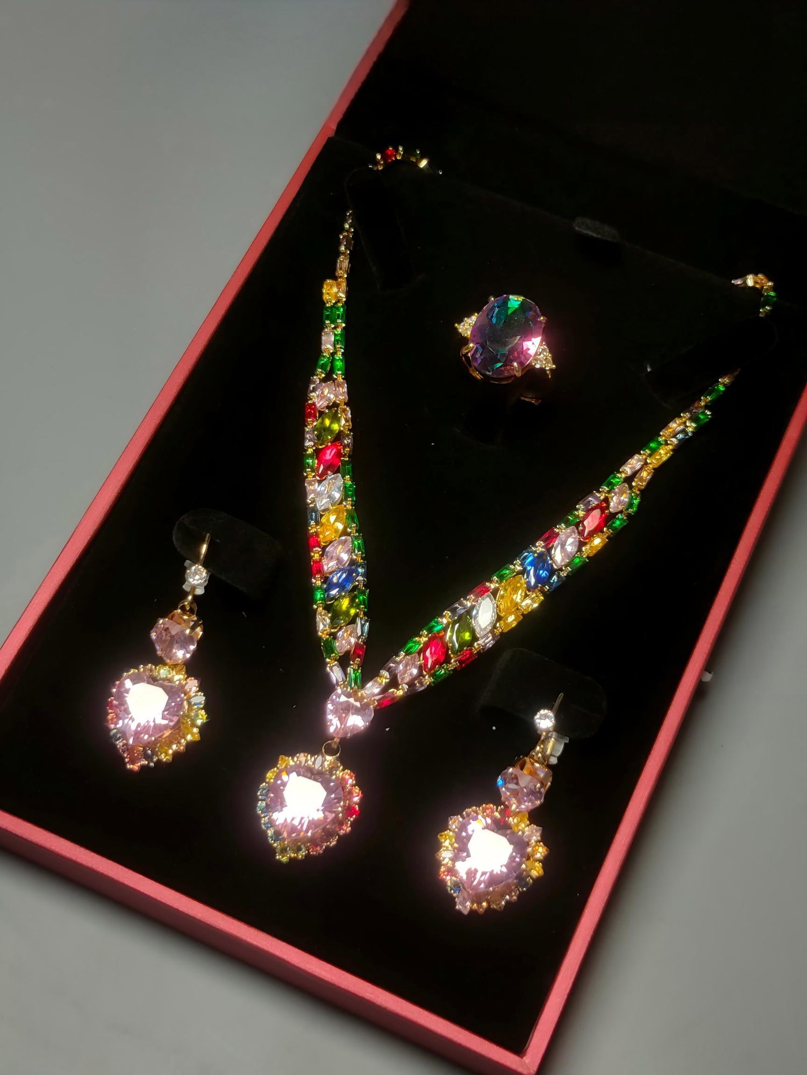 Silver-gilt gemstone-set four-piece jewelry set: This four-piece silver-gilt jewelry set, inlaid with gemstones, is crystal clear and dazzling, exquisitely carved, and exudes a grand presence. The ring face size is 1.6 x 1.2 cm. Provenance:Mr. Stefa