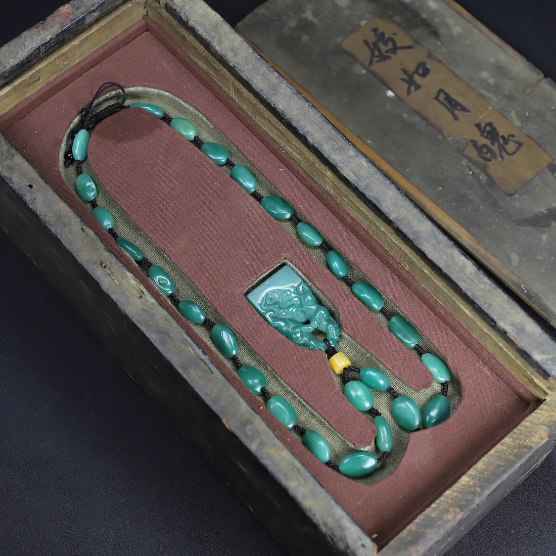 Old Collection Shoushan Stone Carved Double Beasts Playing with a Pearl Pendant Necklace: Old collection Shoushan stone carved double beast playing with a pearl pendant necklace. The pendant is 5cm long, 3cm wide, and 1cm thick. The necklace weighs 84g. Provenance:Private collection from a