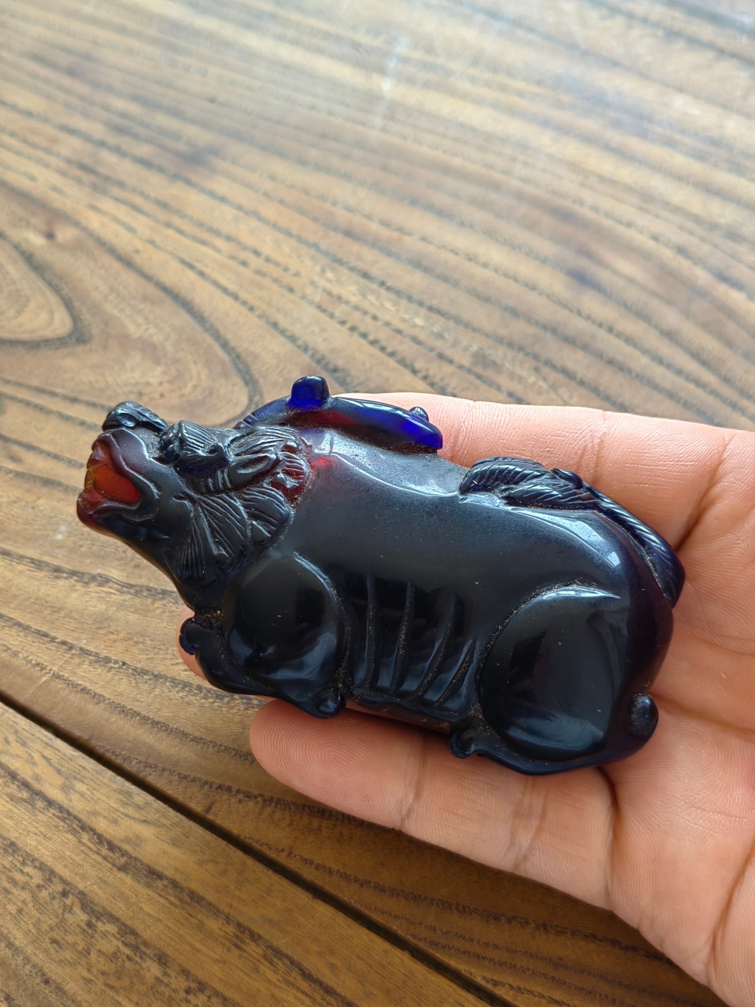 antique glass snuff bottle: This privately owned antique glass snuff bottle, carved with a Pixiu (mythical creature), is a beautifully handcrafted piece. The overall effect is excellent; it exudes a majestic and imposing aura. T