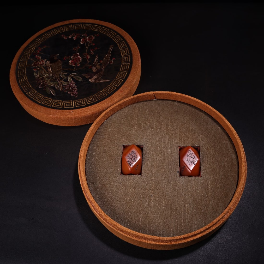 Rare Collection: A set of exquisite Shoushan stone carved seals from the Qing Dynasty imperial: Rare and exquisite set of Shoushan stone carved seals from the Qing Dynasty imperial collection, each weighing 90g, 5cm high and 4cm wide. Provenance:Private collection, Southern California. Our dedic