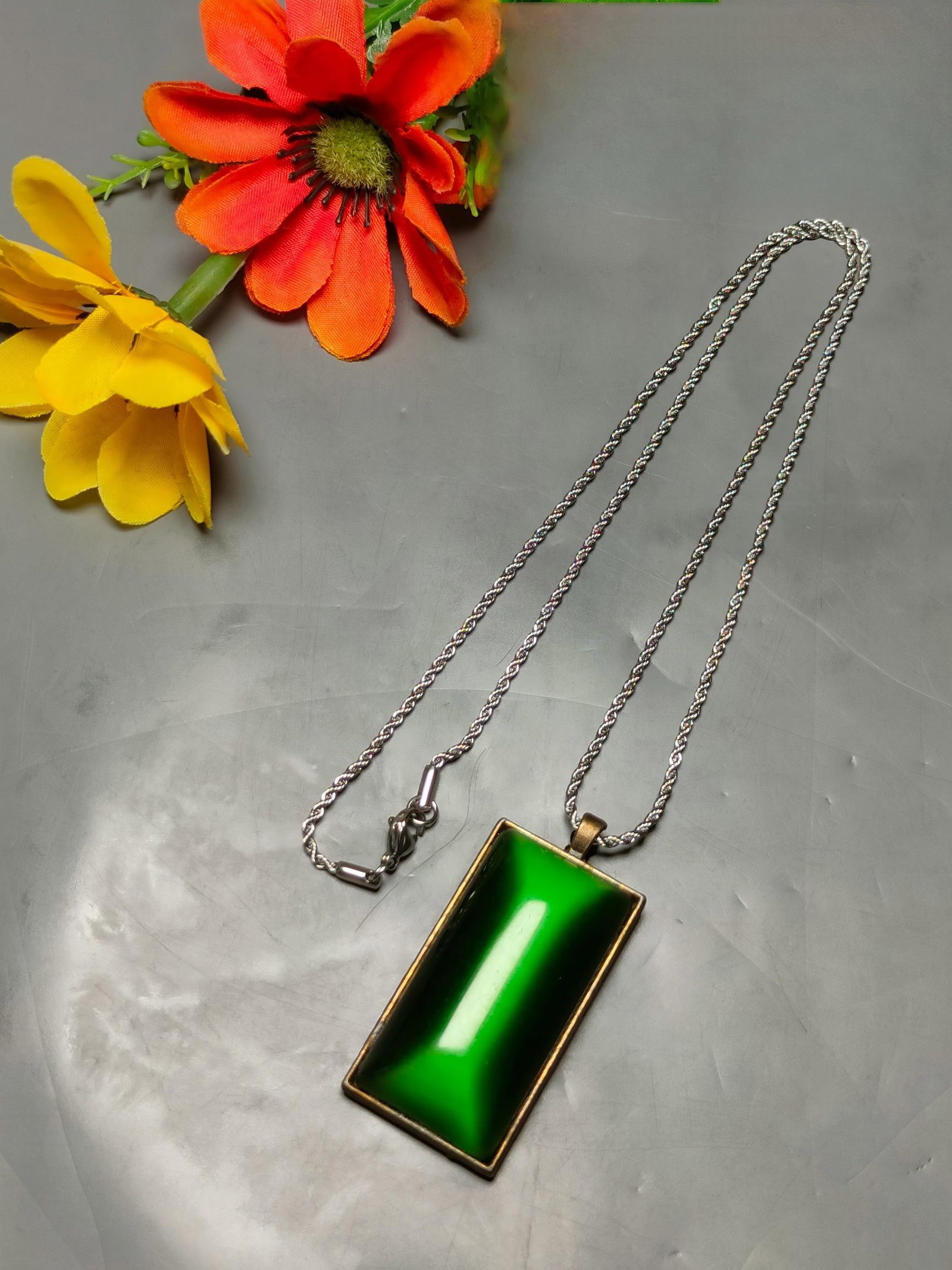 Cat's eye pendant necklace. Weight: 49g: Cat's eye stone pendant necklace dimensions: 5.8 x 2.8 x 1.4 cm, weight: 49 g Provenance:Private Estate, San Diego, California. Our dedicated team expertly handles both domestic and global shipping ar