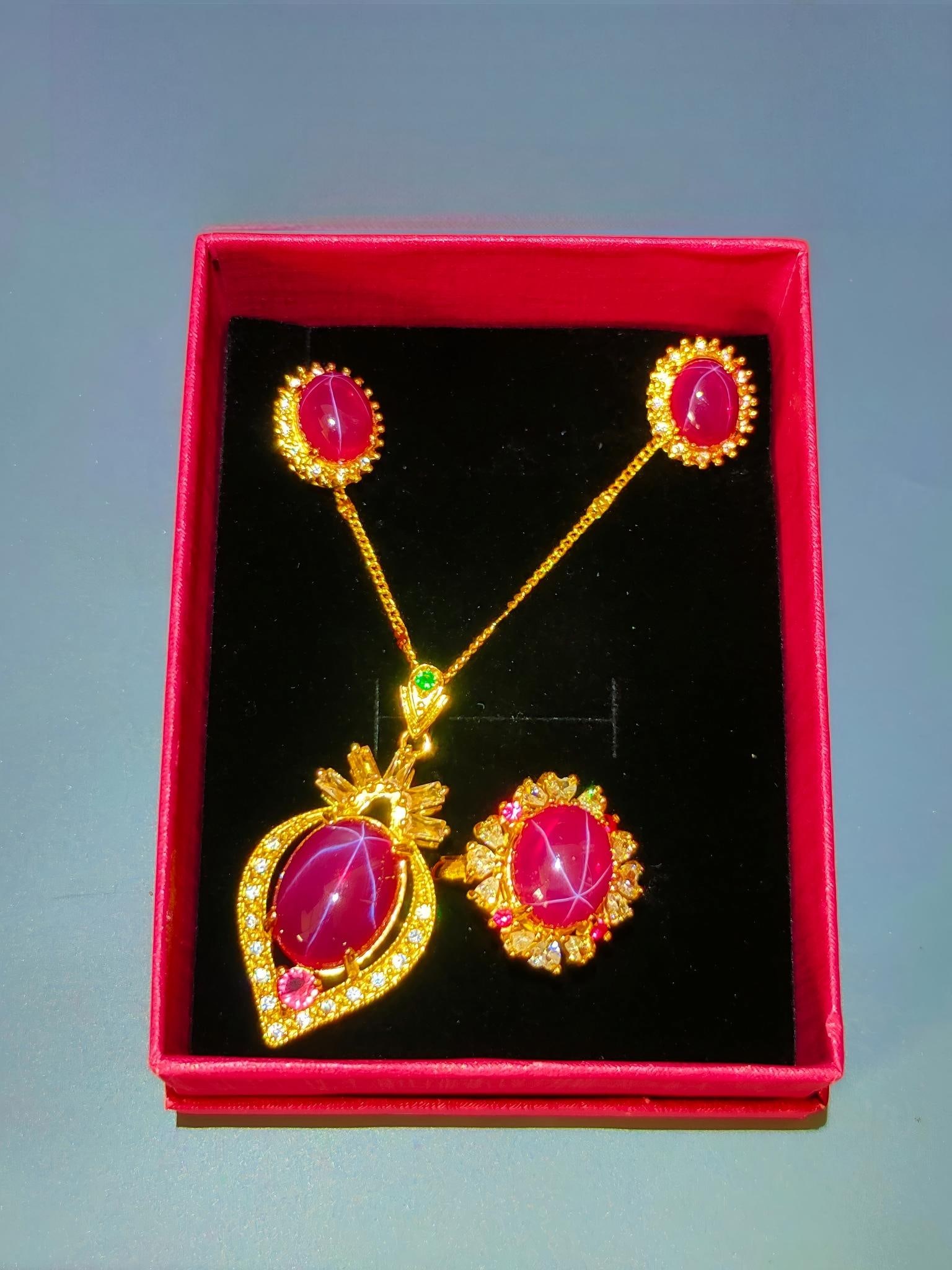 Silver-gilt four-piece jewelry set inlaid with star gemstones: This four-piece silver-gilt jewelry set is inlaid with star-shaped gemstones. The gemstones are crystal clear and dazzling, with a hardness of 10. The carving is exquisite, and the ring faces are eleg