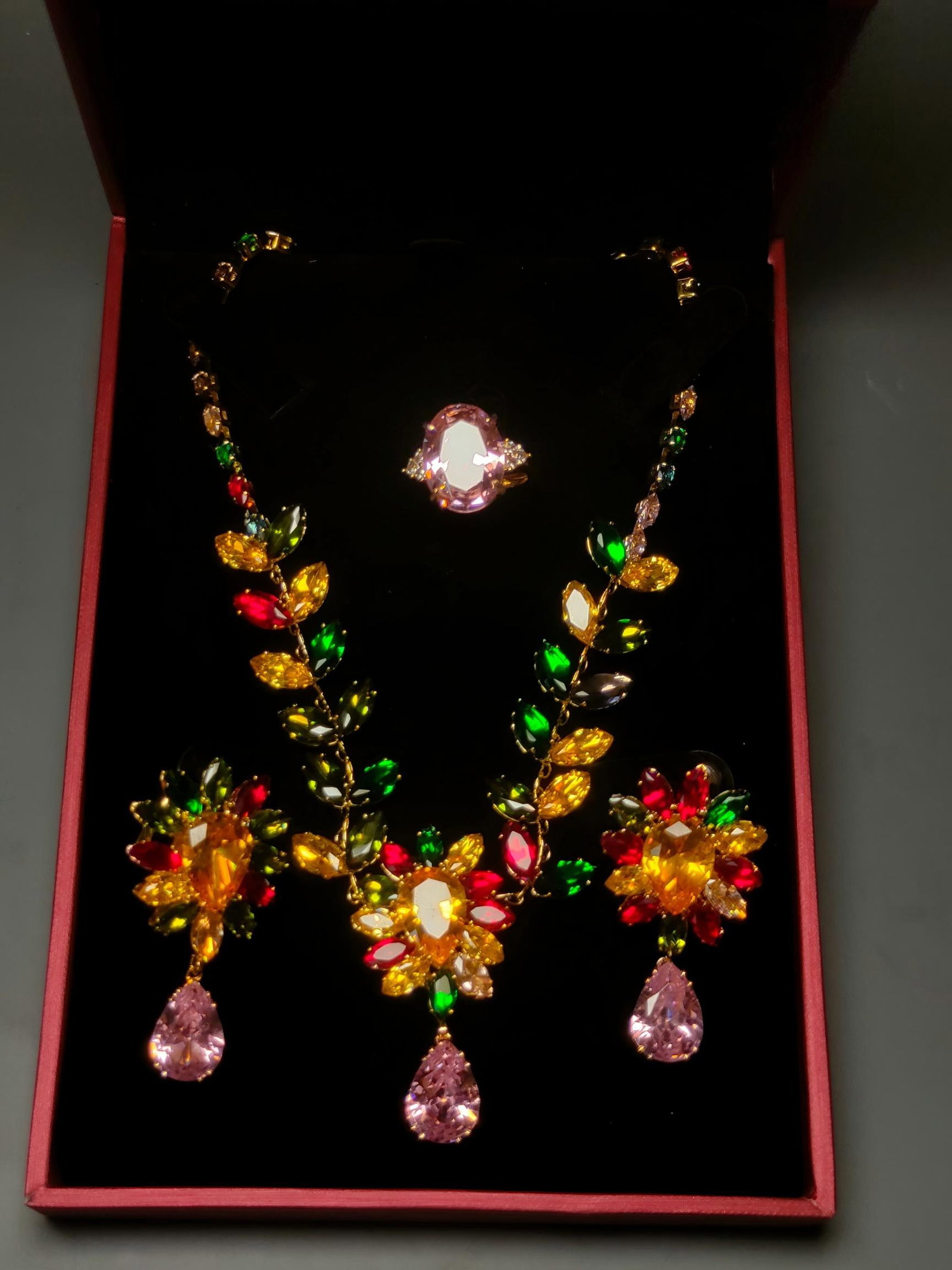 Silver-gilt gemstone-set four-piece jewelry set: This four-piece silver-gilt jewelry set, inlaid with gemstones, is crystal clear and dazzling, exquisitely carved, and exudes a grand and elegant feel. The ring face size is 1.6 x 1.2 cm. Provenance:P