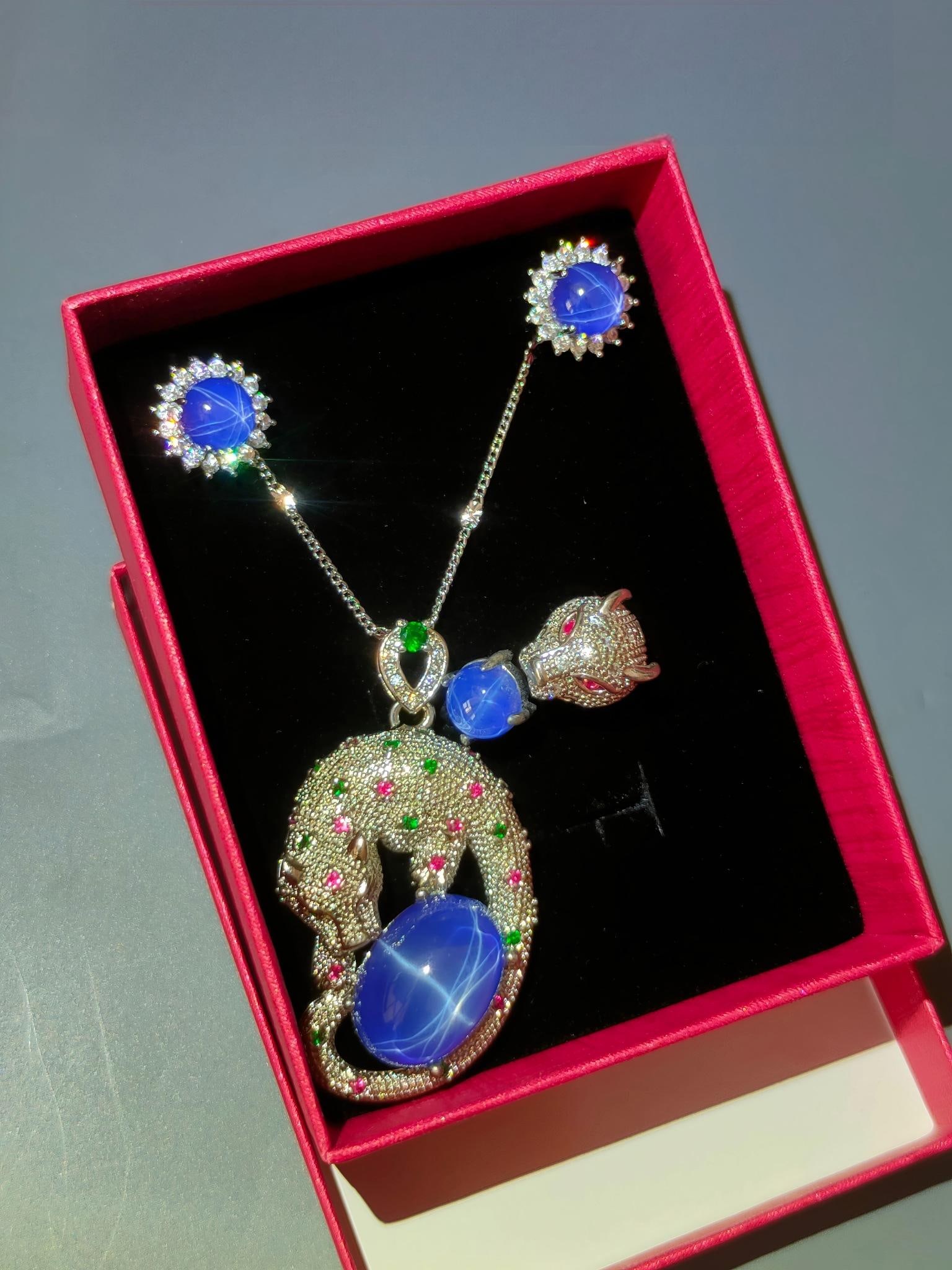 Silver jewelry set with diamonds and star gemstones (four pieces): This four-piece silver jewelry set, inlaid with diamonds and star gemstones, is crystal clear and dazzling. With a hardness of 10, it features exquisite carving and a sophisticated look. The ring face