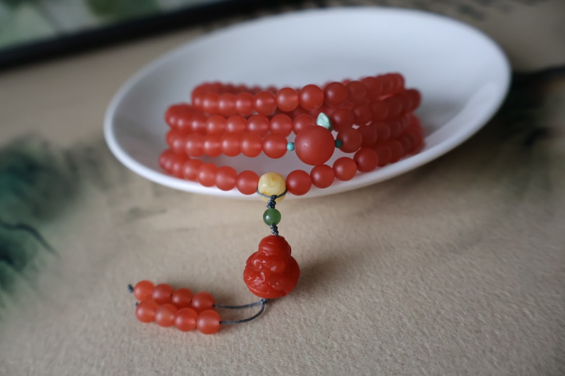 Natural Baoshan Red Agate Multi-Strand Bracelet: Natural Baoshan agate multi-strand bracelet/necklace, can be used as a bracelet or necklace, paired with turquoise and amber. Fine texture and excellent jade quality. Size: 5.5mm. Total weight: 37.7g.