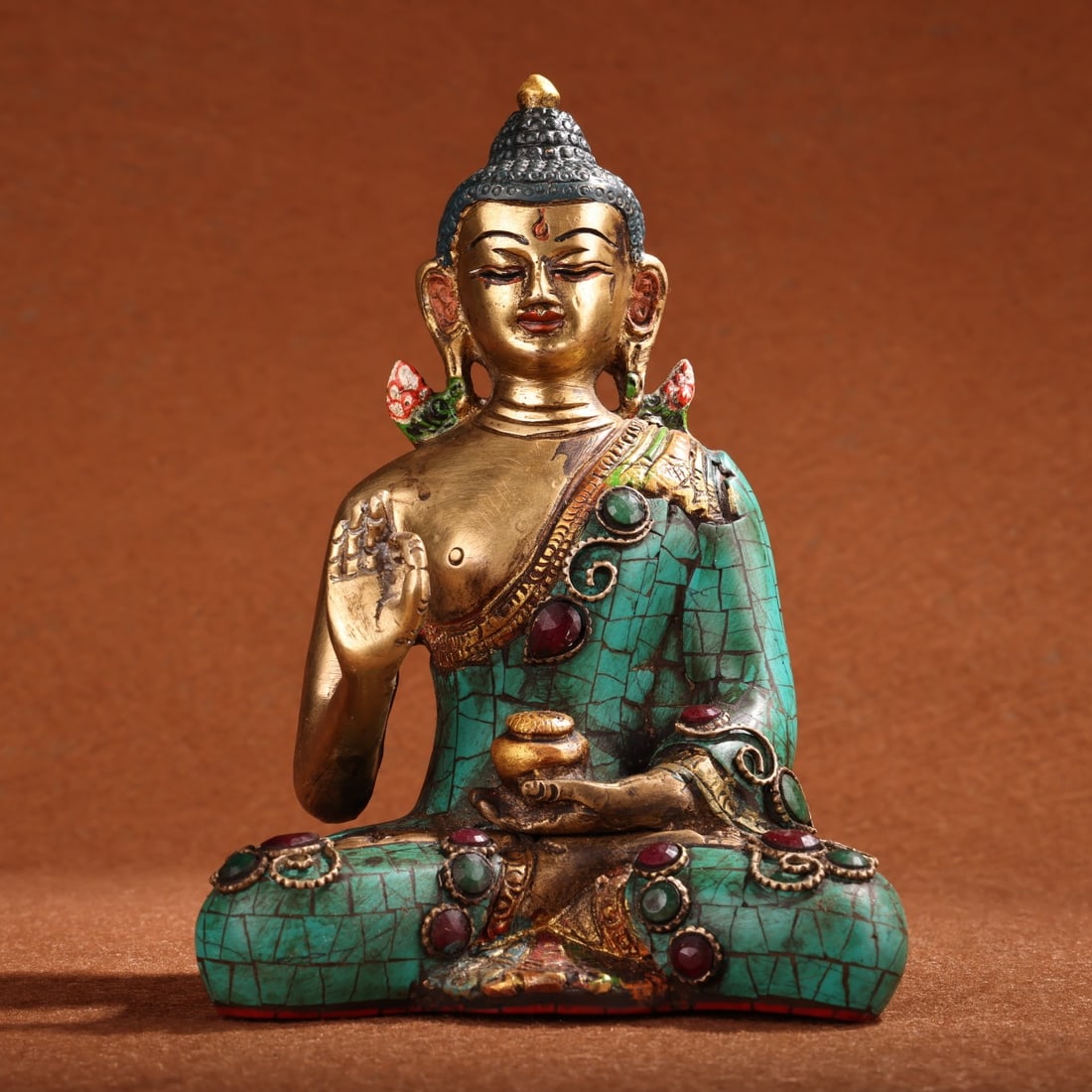 A Tibetan monastery acquired an antique pure copper, handcrafted, gem-encrusted, painted, and gilded: A handcrafted Shakyamuni Buddha statue, made of pure copper and inlaid with gemstones, painted and gilded, from a Tibetan monastery. Exquisitely crafted and beautifully made, weighing 1000g, 15cm high
