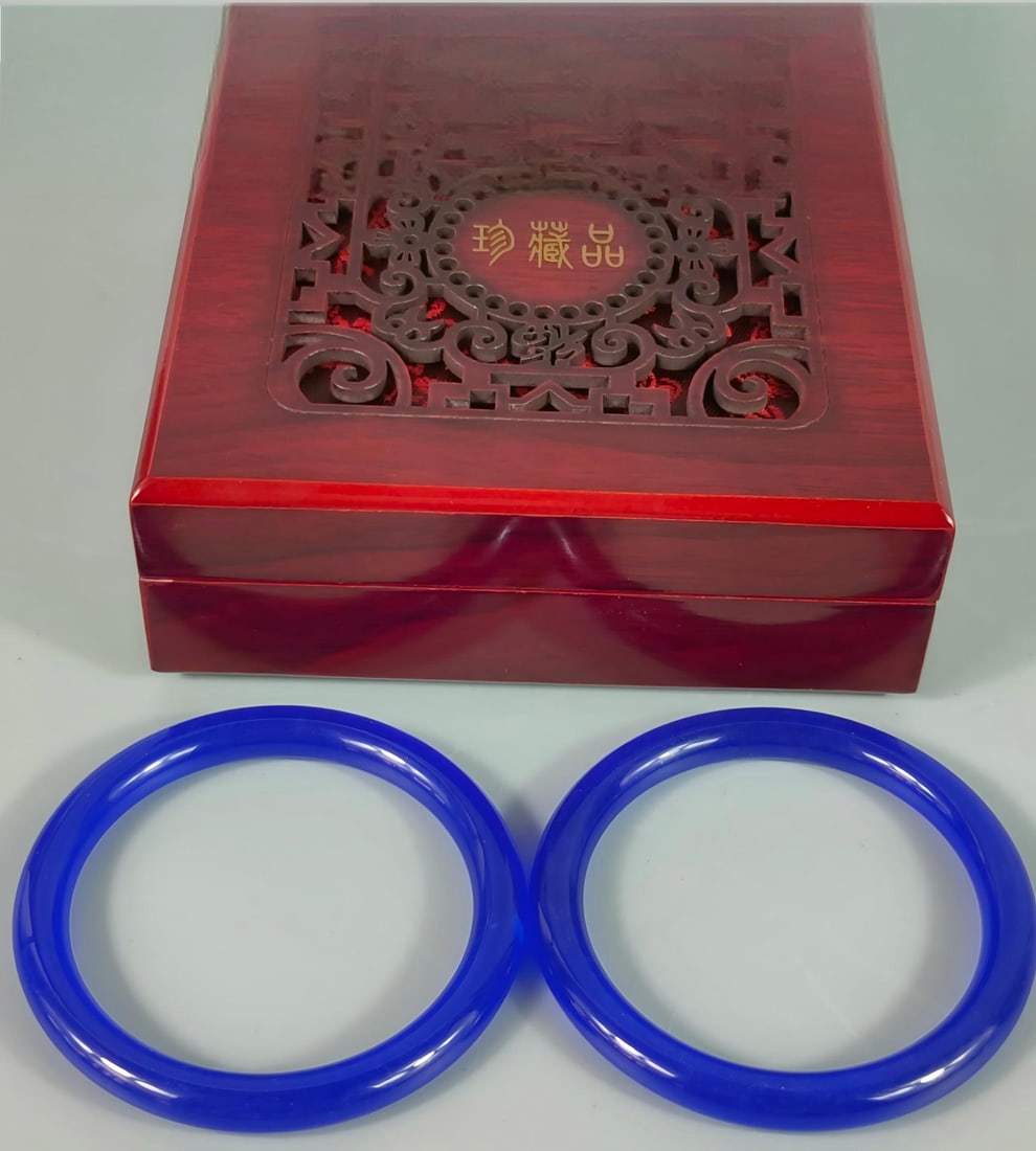 Gemstone bracelet in a rosewood box (1 of 8)