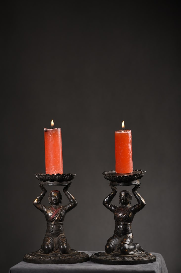 A pair of pure gold kneeling candlesticks: cloisonne enamel vase with a copper body, 36cm high, approximately 20cm in diameter, with a mouth diameter of 11.5cm, and weighing 998 grams. Provenance:Private collection, Connecticut. Our dedicated