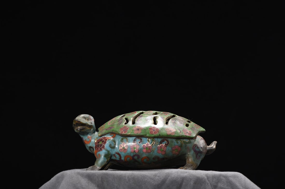 Copper cloisonne Longevity Turtle Incense Burner: A cloisonne enamel vase with a copper body, 36cm high, approximately 20cm in diameter, with a mouth diameter of 11.5cm, and weighing 1000g. Provenance:Private collection, Connecticut. Our dedicated te