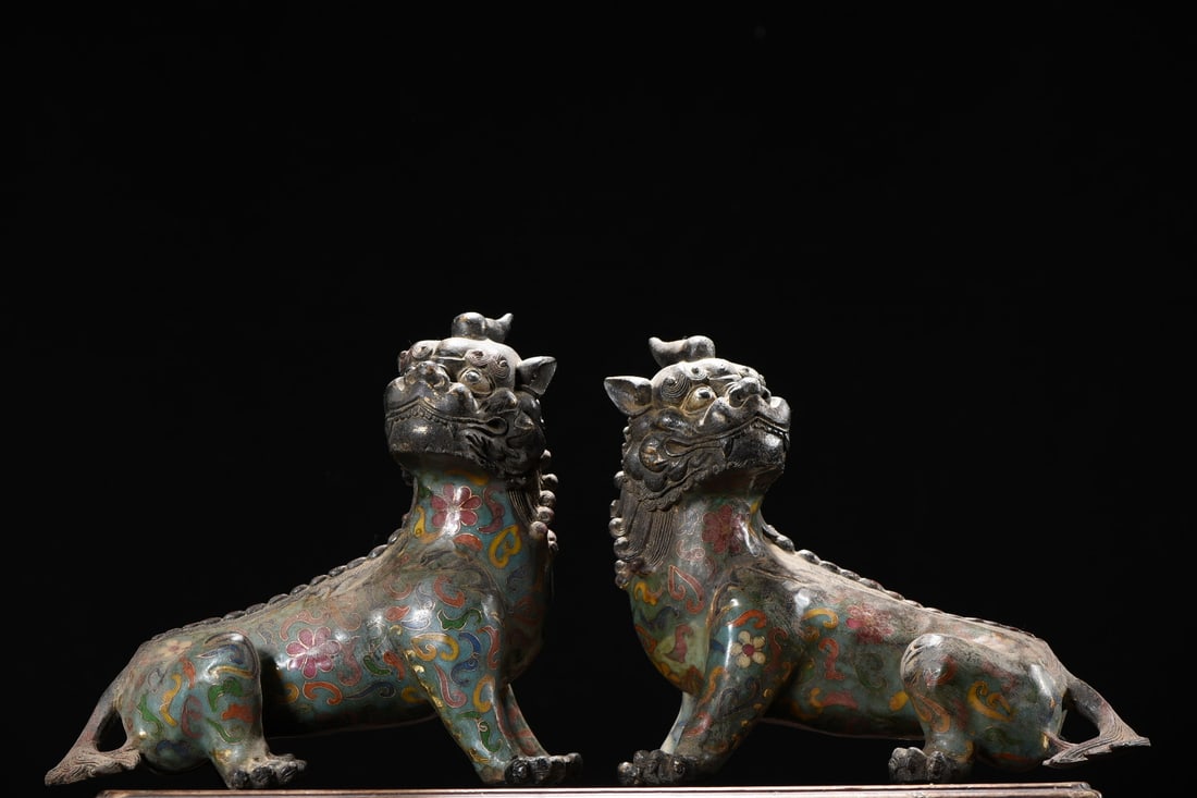 A pair of golden cloisonne enamel mythical beasts, Di Ting: A cloisonne enamel vase with a copper body, 36cm high, approximately 20cm in diameter, with a mouth diameter of 11.5cm, and weighing 1002 grams. Provenance:Private collection, Connecticut. Our dedicat