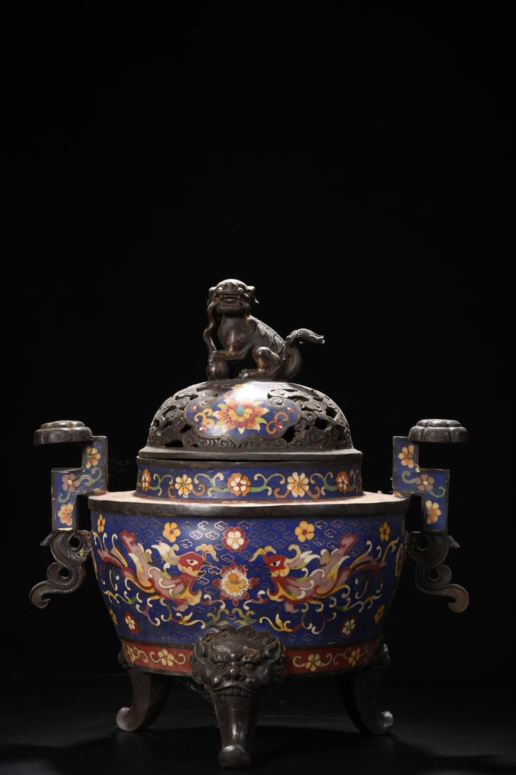 Copper-bodied cloisonne enamel animal-shaped knob, ruyi-shaped handle, three-legged incense burner: A cloisonne enamel vase with a copper body, 36cm high, approximately 20cm in diameter, with a mouth diameter of 11.5cm, and weighing 1005g. Provenance:Private collection, Connecticut. Our dedicated te