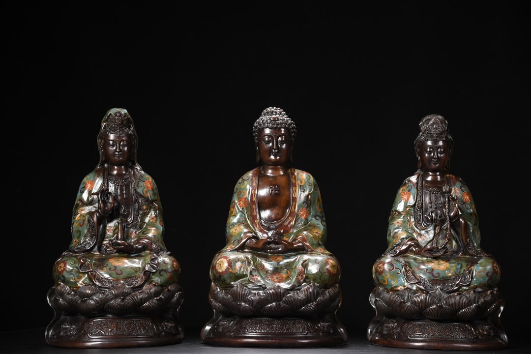 set of cloisonne Western Three Saints statues: A cloisonne enamel vase with a copper body, 36cm high, approximately 20cm in diameter, with a mouth diameter of 11.5cm, and weighing 1006g. Provenance:Private collection, Connecticut. Our dedicated te