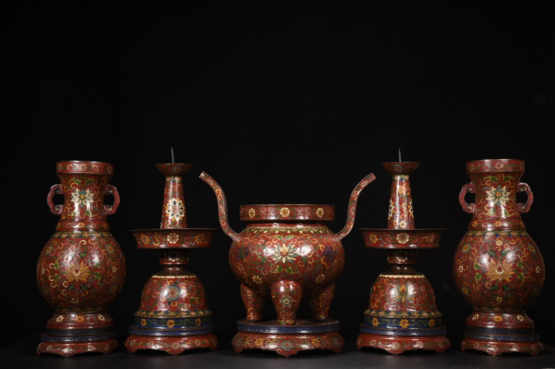 cloisonne Lotus Pattern Five-Piece Offering Set with Base: A cloisonne enamel vase with a copper body, 36cm high, approximately 20cm in diameter, with a mouth diameter of 11.5cm, and weighing 1008 grams. Provenance:Mrs. Amily, Washington, DC. Our dedicated te