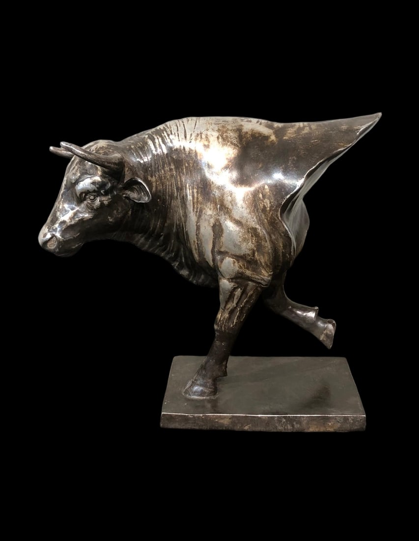 Silver Bull Soaring High Ornament: A cloisonne enamel vase with a copper body, 36cm high, approximately 20cm in diameter, with a mouth diameter of 11.5cm, and weighing 1012 grams. Provenance:Mrs. Amily, Washington, DC. Our dedicated te