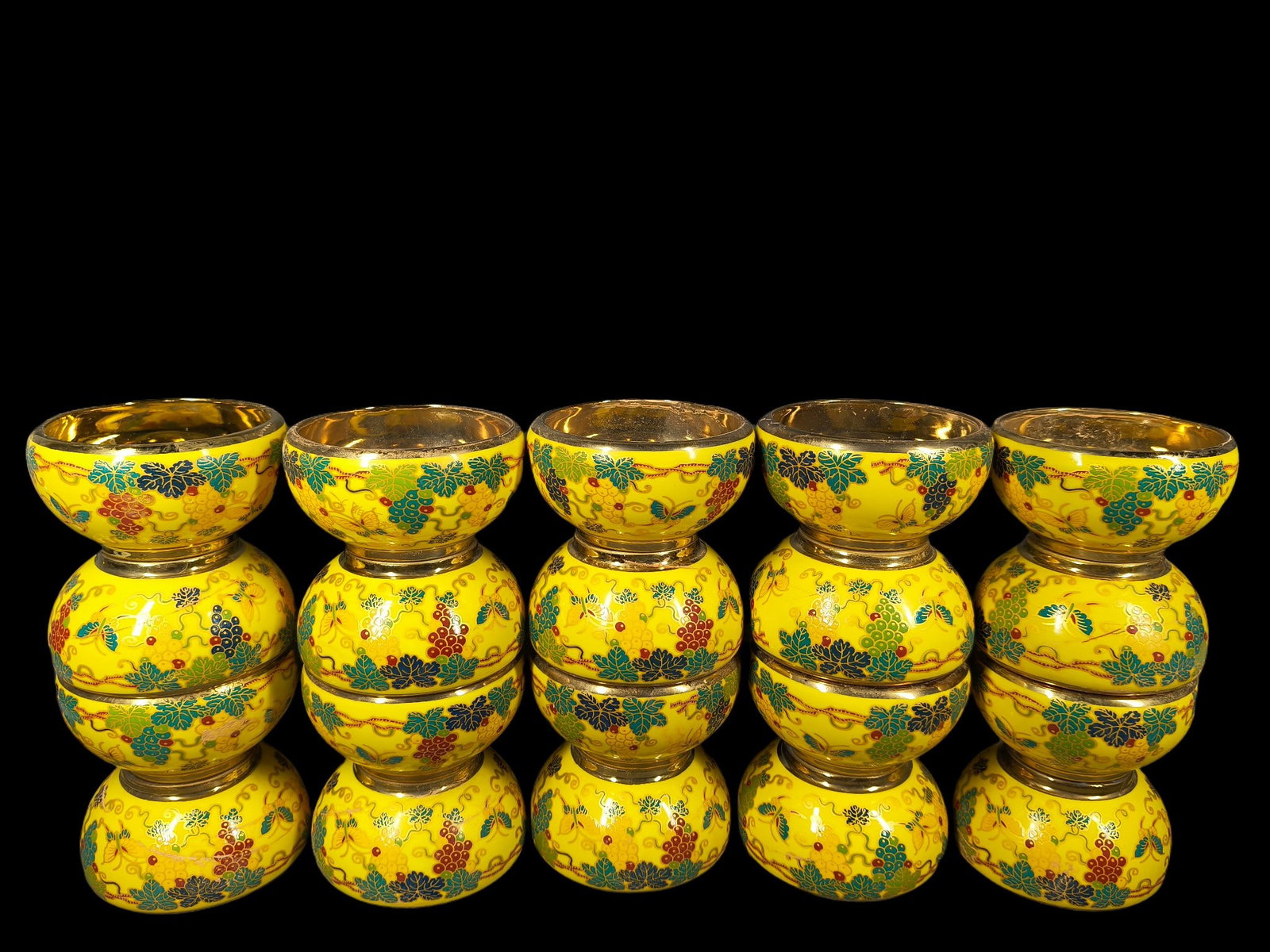 A Ming Dynasty Xuande period gilt grape-patterned teacup: A cloisonne enamel vase with a copper body, 36cm high, approximately 20cm in diameter, with a mouth diameter of 11.5cm, and weighing 1017 grams. Provenance:Mrs. Amily, Washington, DC. Our dedicated te