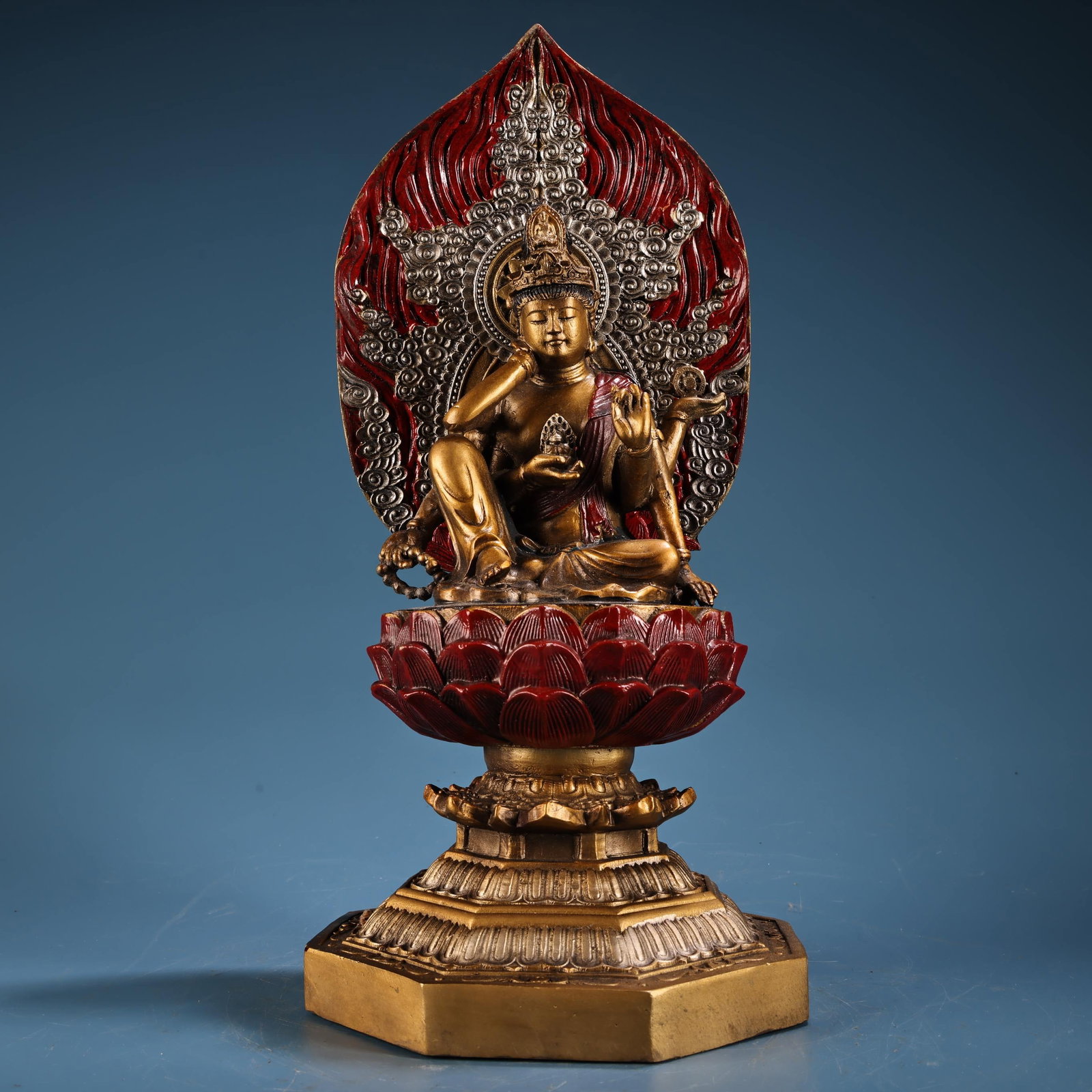 A pure copper, high-relief, painted and gilded six-armed Guanyin Bodhisattva with a wish-fulfilling: This is a pure copper, high-relief, painted and gilded six-armed Guanyin Bodhisattva with a wish-fulfilling Dharma wheel. The craftsmanship is exquisite and the statue is beautiful. It weighs 2200 gra