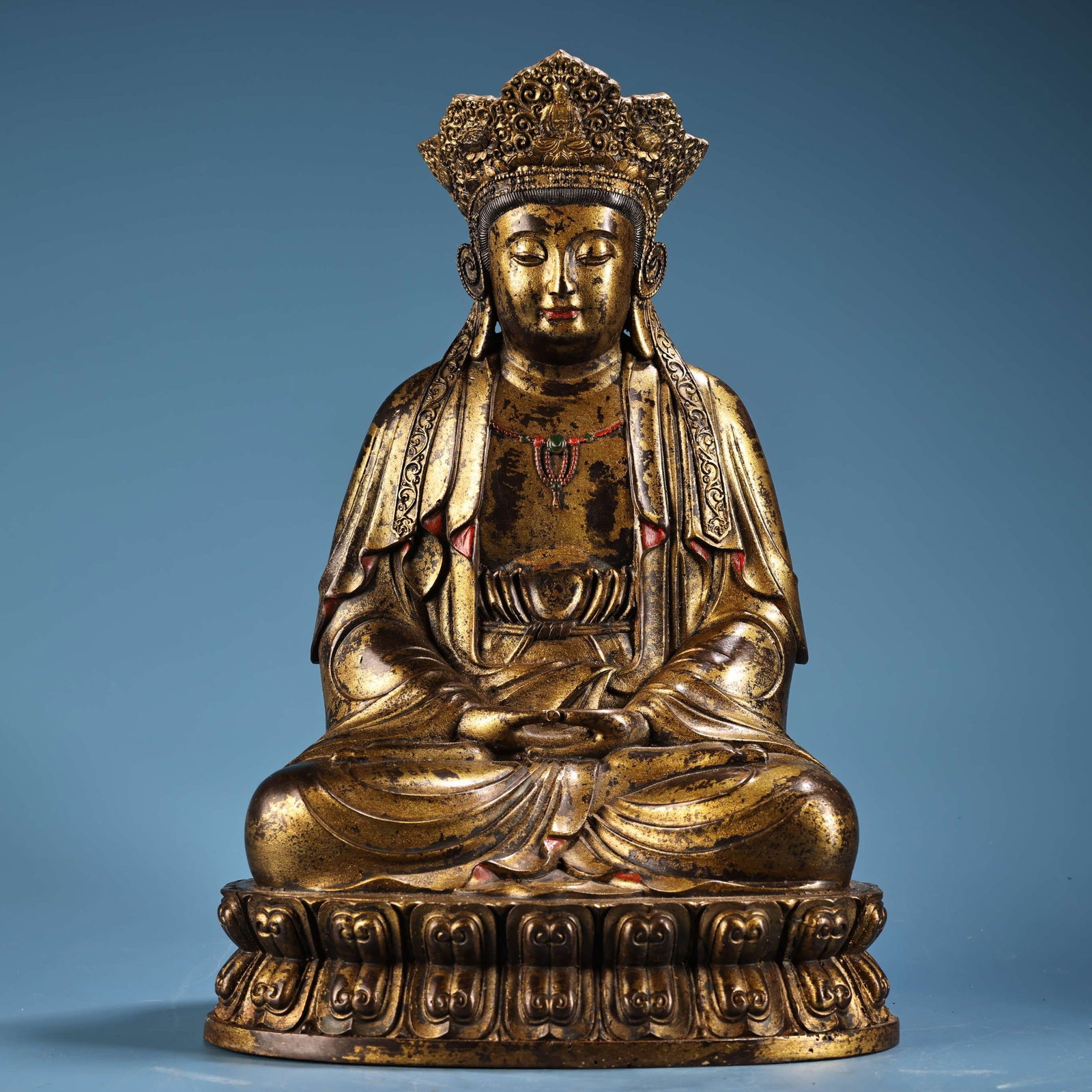 A rare, high-relief, gilded bronze Vairocana Buddha statue from a private collection.: A rare, well-preserved pure copper Vairocana Buddha statue with high relief engraving and gilding, made of pure copper. The craftsmanship is exquisite and the statue is beautiful. It weighs 3100 grams