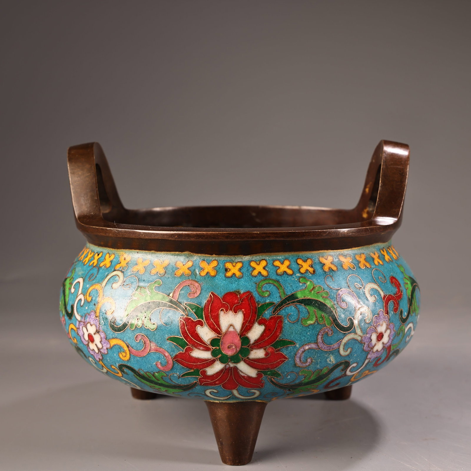 Rare antique pure copper high-relief engraved cloisonne enamel incense burner: This rare, antique pure copper cloisonne enamel incense burner features high-relief engraving and is crafted with exquisite skill and a beautiful shape. It weighs 1900 grams, is 13 cm high, and 17 cm