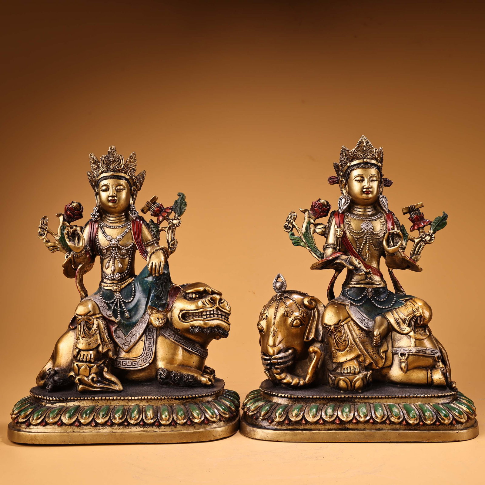 Rare antique pure copper painted and gilded Manjushri Bodhisattva statue: A rare and valuable piece from a long-time collector's collection, made entirely of pure copper, with polychrome gilding, depicting Manjushri Bodhisattva. Exquisite craftsmanship and beautifully craft