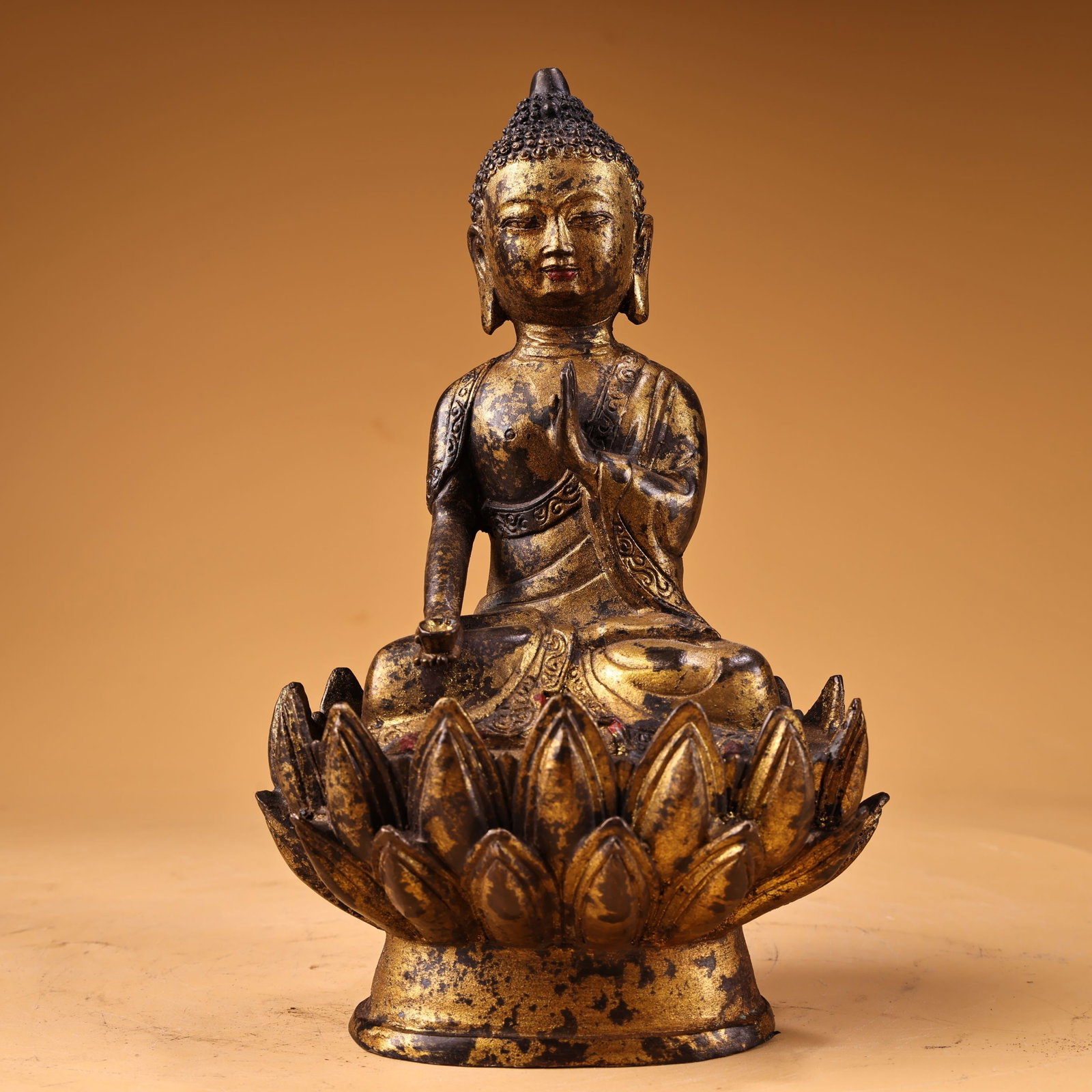 A rare, well-preserved pure copper, high-relief, gilded Shakyamuni Buddha statue.: A rare and valuable piece from a long-time collector's collection. Made entirely of pure copper, with high-relief engraving and gilding, this is a Shakyamuni Buddha statue. The craftsmanship is exquis