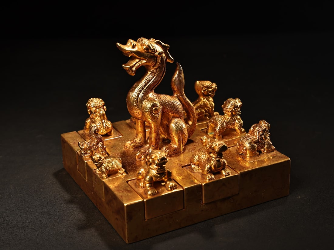 Rare and exquisite pure copper high-relief engraved gilt dragon seal from a rare collection.: A rare, high-relief, pure bronze piece with a gilded dragon seal and jade seal. Exquisite craftsmanship and beautiful form. Weighs 5361 grams, 12 cm high, and 13 cm wide. Provenance:Private collection