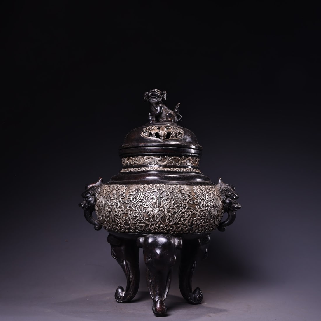 Rare antique pure copper high-relief engraved silver incense burner: A rare, well-preserved piece, made of pure bronze with high-relief engraving, featuring a silver incense burner. Exquisite craftsmanship and beautiful form. Weighs 1800 grams, is 26 cm high, and 16 cm