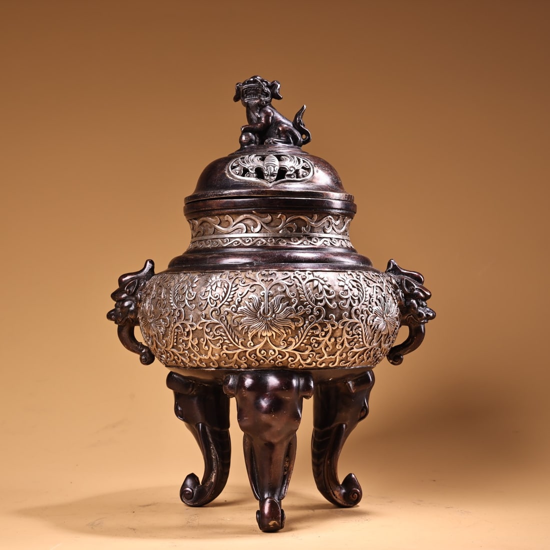 Rare antique pure copper high-relief engraved silver incense burner: This rare, antique pure copper incense burner with high relief engraving and silver accents is exquisitely crafted and beautifully shaped. It weighs 1800 grams, is 26 centimeters high, and has a diame
