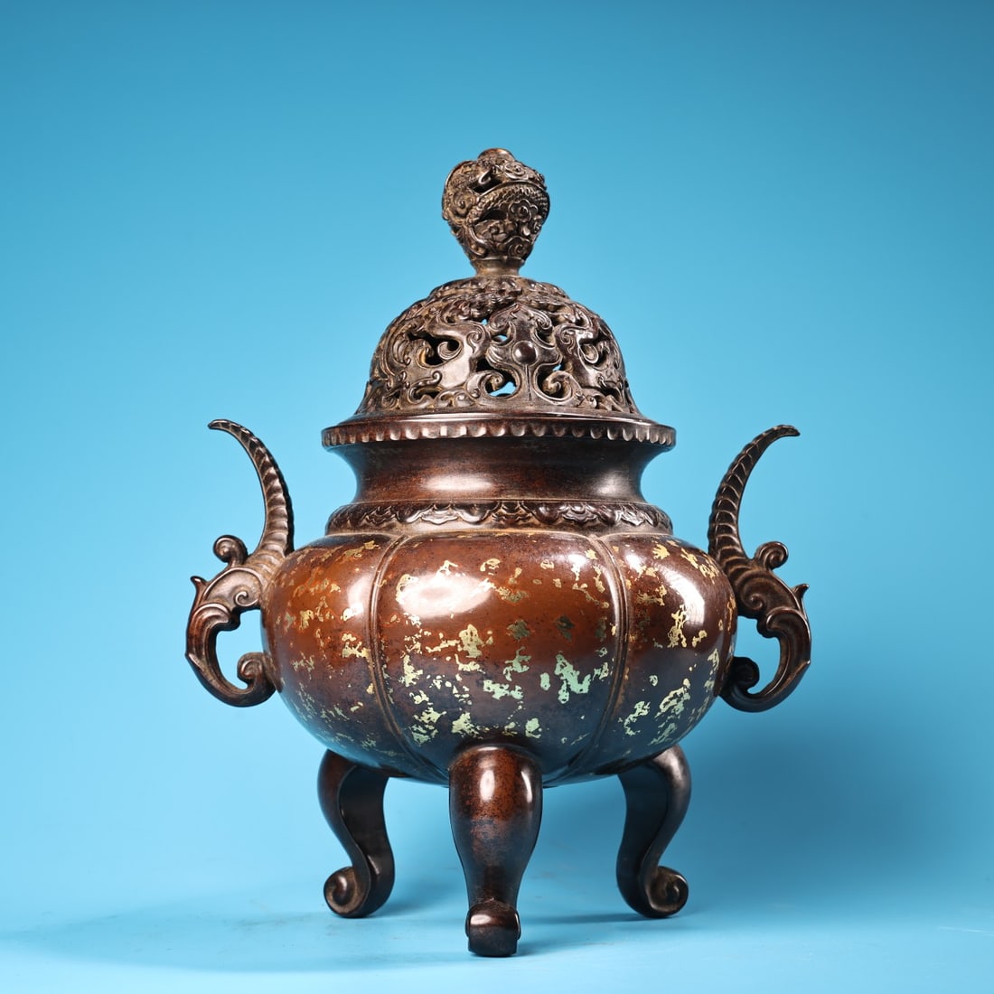 Rare antique pure copper incense burner with high relief gilding and gold-sprinkled decoration.: This rare, antique pure copper incense burner features a high-relief gold-sprinkled design, showcasing exquisite craftsmanship and a beautiful shape. It weighs 3600 grams, is 37 cm high, and 20 cm wid