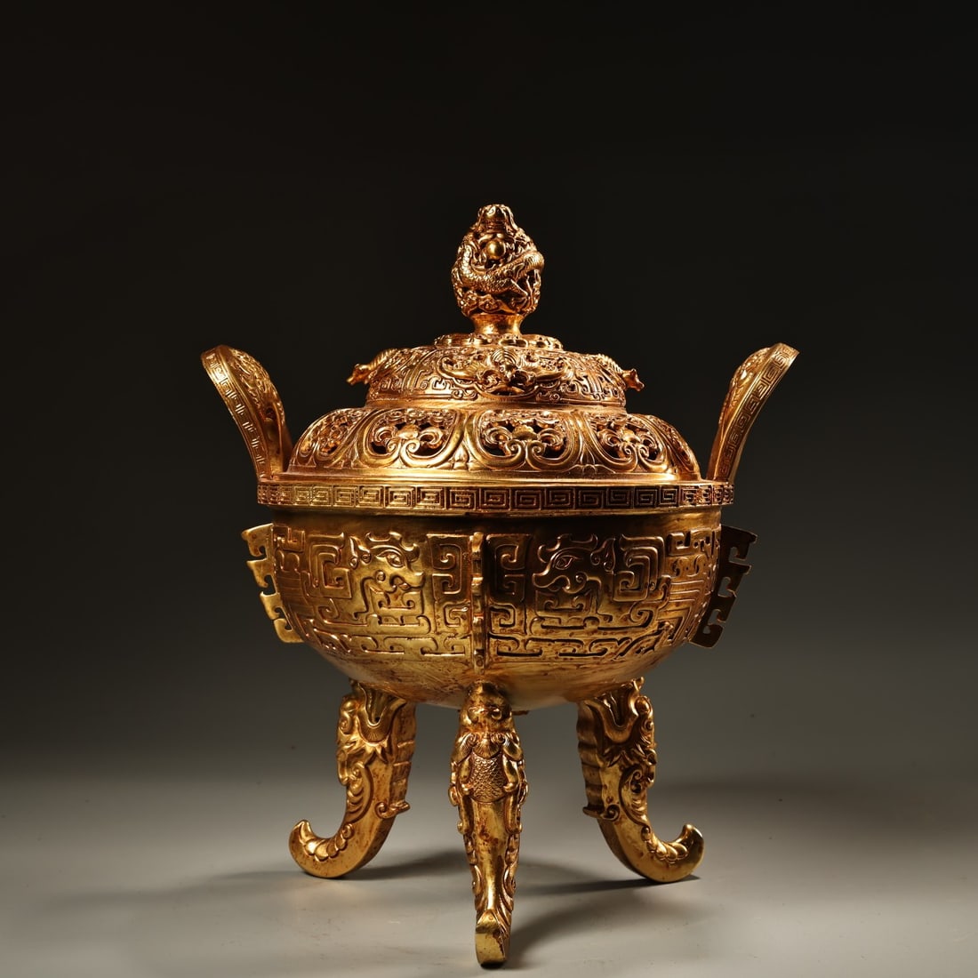 Rare pure bronze high-relief engraved and gilded incense burner, a treasure from the imperial: This rare, pure bronze high-relief gilt incense burner, formerly a royal collection item, is exquisitely crafted and beautifully shaped. It measures 25 cm in height, 23 cm in width, and weighs 2500 gr