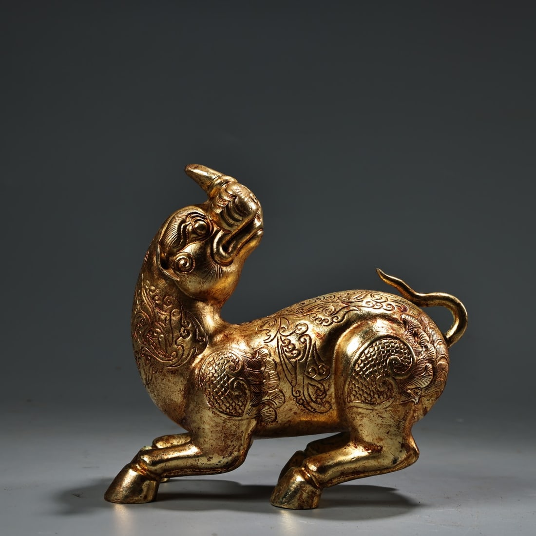 Rare find in the collection: a pure bronze high-relief engraved gilt beast. (1 of 9)