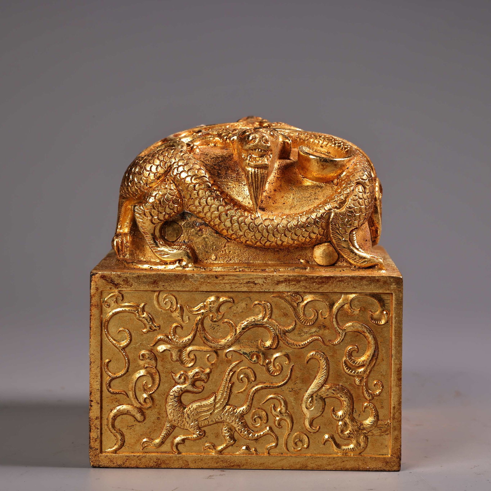 Rare and well-preserved high-relief engraved and gilded dragon seal (1 of 8)