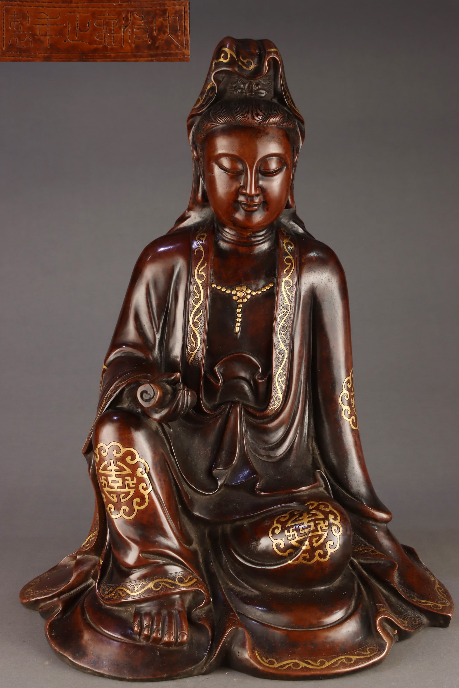 Qing Dynasty Gold Scripture Guanyin Seated Statue: Qing Dynasty seated Guanyin statue with a sutra. Dimensions: Height 57cm, Width 42cm, Weight 14450g. Inscription: Made in the Yongzheng period of the Great Qing Dynasty. Detailed Description: This sea
