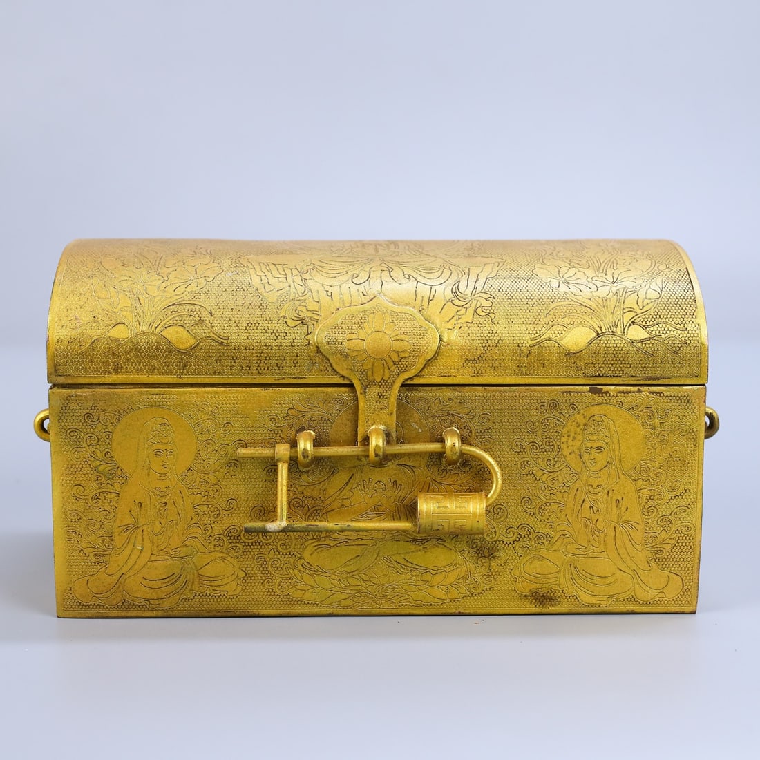 Old Collection of Golden Sutras: Formerly owned, a box containing gold Buddhist scriptures, with clear Qing Dynasty patterns, smooth lines, and a bright gold color. The total weight is 2140 grams, the height is 11.5 cm, and the width