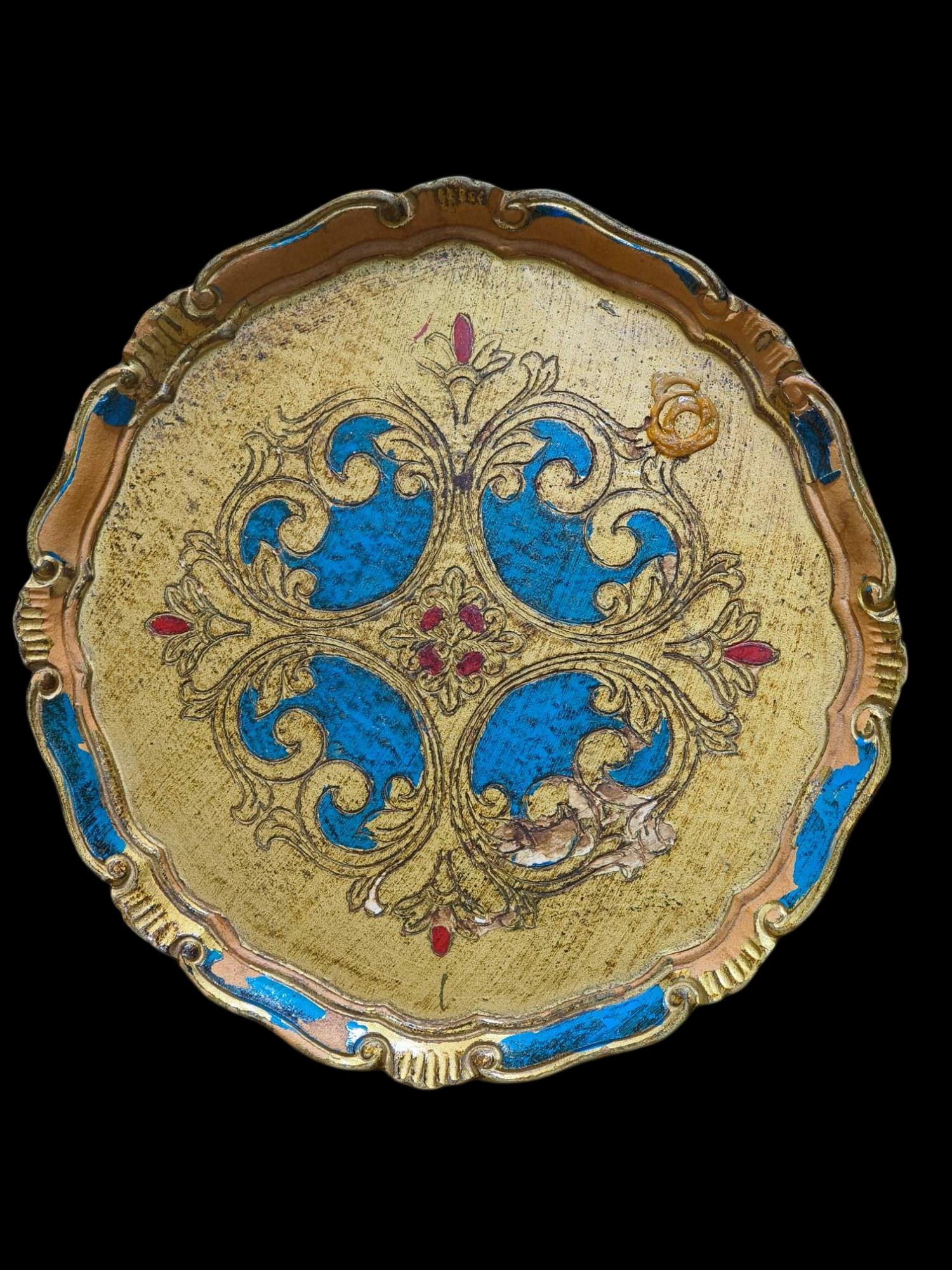 Gilded Phoebe zhennan wood tea tray from the late Qing Dynasty: gilded nanmu tea tray from the late Qing Dynasty, collected from the countryside and used by an official family, exhibits natural wear and tear, as shown in the picture. It measures 34cm in diameter.