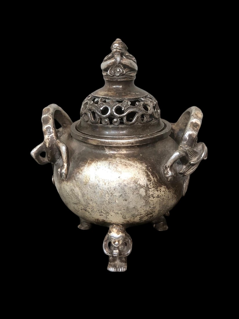 Silver double-eared, three-legged, openwork auspicious beast incense burner: This silver incense burner with double handles and three legs, featuring openwork auspicious beast motifs, has a rich, aged patina and is in perfect condition. It has a grand and imposing design, meas