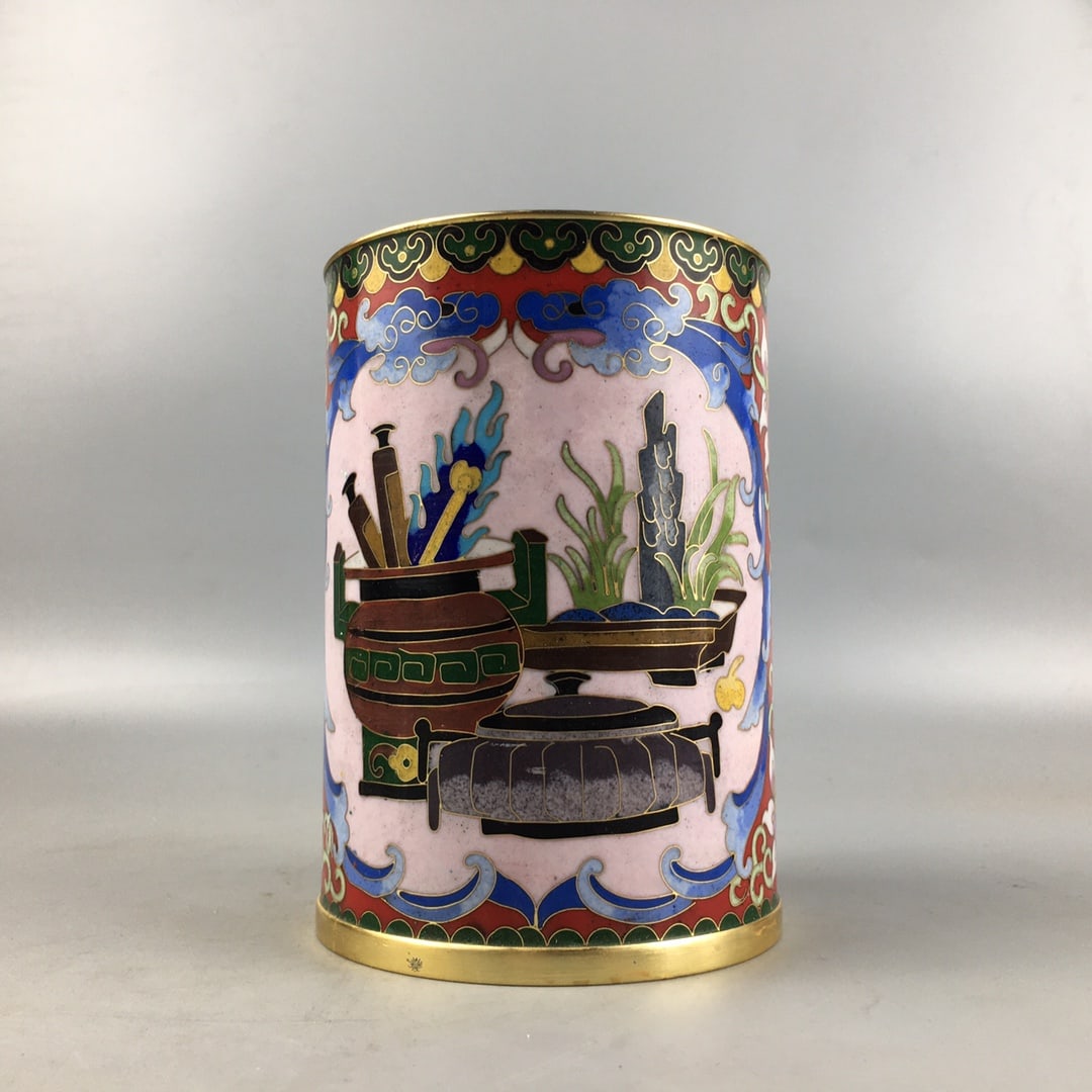 cloisonne enamel and gold-painted pen holder: cloisonne enamel and gold-painted brush holder, with a thick and antique patina, exquisite hand-painted patterns, and excellent condition, 15x10.5cm. Provenance:Mrs. Amily, Washington, DC. Our dedicat