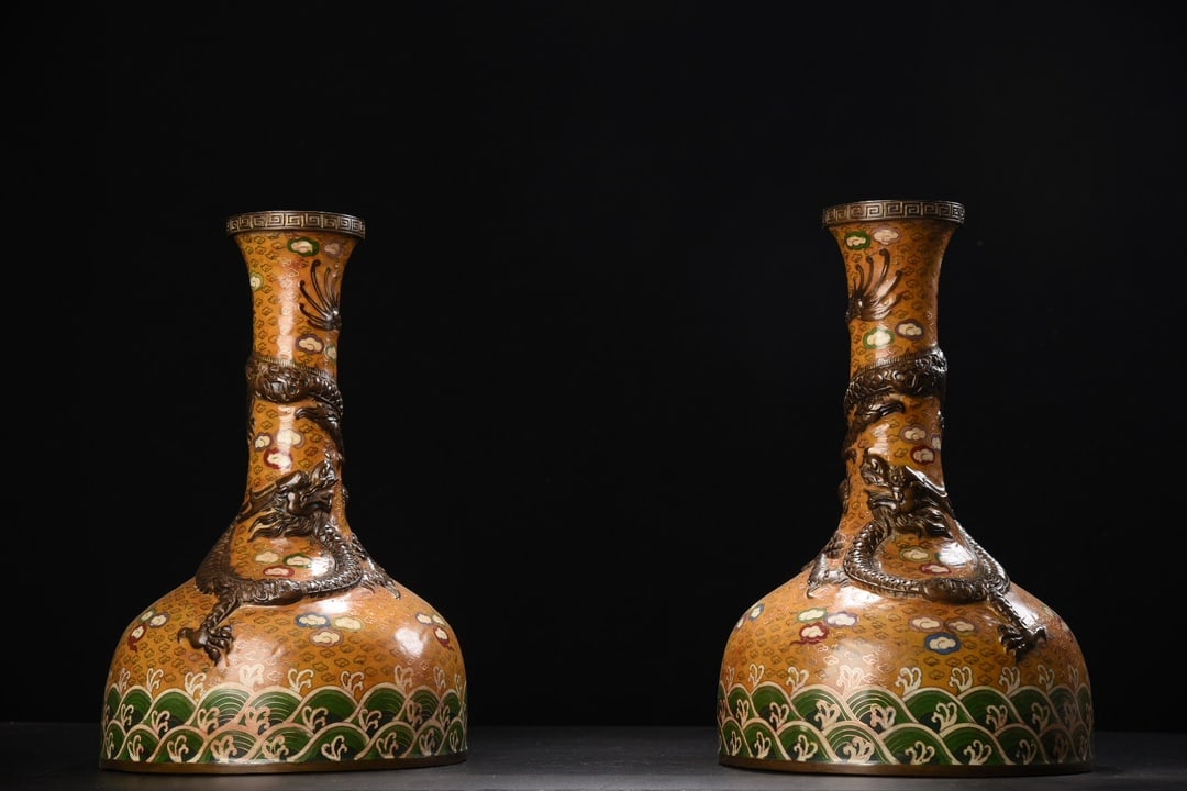 A pair of large cloisonne high-relief dragon-patterned horseshoe vases: A pair of large cloisonne high-relief dragon-patterned horseshoe vases, each 36cm high, 9cm in mouth diameter, and 23cm in diameter, weighing a total of 8365 grams. Provenance:Private collection, Quin