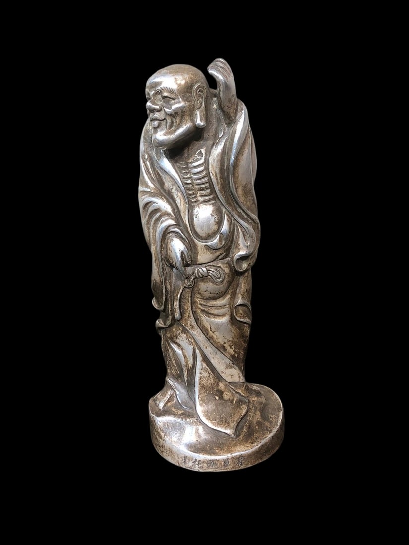 Silver high relief Buddhist statue made during the Xuande period of the Ming Dynasty: This silver high-relief Buddha statue, made during the Xuande period of the Ming Dynasty, has a warm, smooth, and aged patina. The workmanship is exquisite. It measures 8.5 cm in length, 7.5 cm in wid