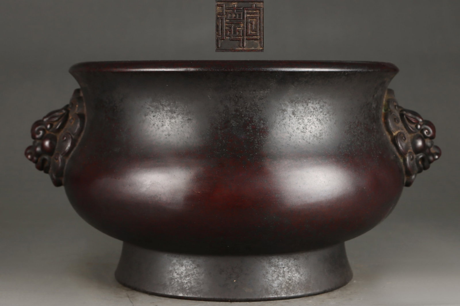 Ming Dynasty Finely Cast Purple Copper Lion-Head Handle Incense Burner: A finely cast bronze lion-head censer from the Ming Dynasty. Dimensions: Height 19.8cm, mouth diameter 30cm, belly diameter 32cm, ear spacing 38.5cm, weight 15950g. Mark: Xuande. Detailed Description: