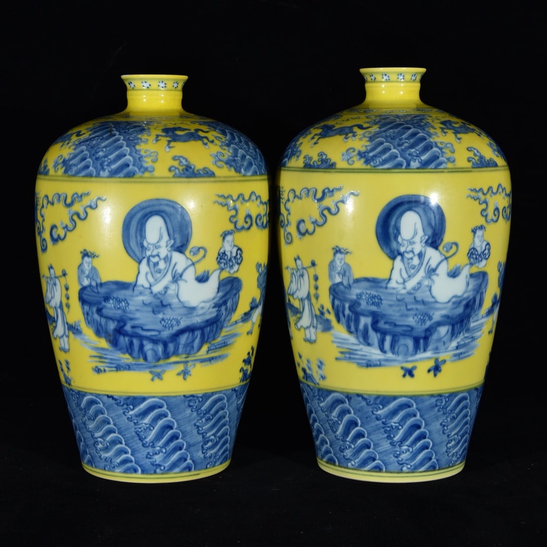 Ming Dynasty Chenghua period yellow-glazed blue-and-white plum vase with figure and story design: A Ming Dynasty Chenghua period yellow-glazed blue-and-white plum vase with figure and story design, 28.5 x 16 cm Provenance:Private collection from a professor in Yale University. Our dedicated team e