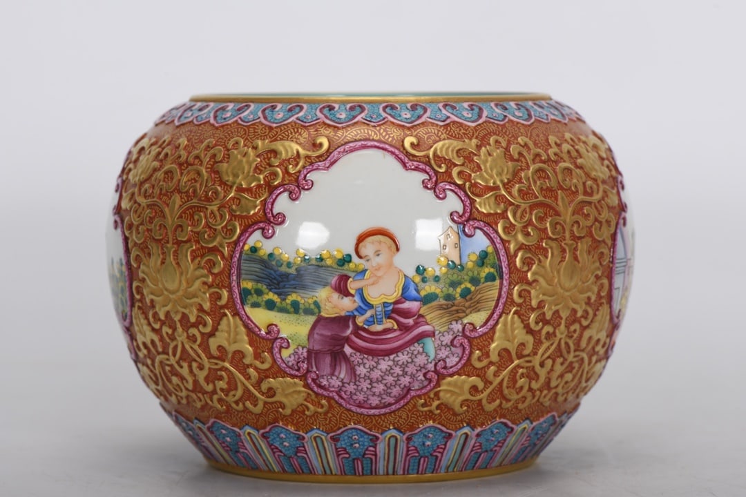 A Qing Dynasty Qianlong period enamel-painted and gilded water basin with Western figures and: Qing Dynasty Qianlong period enamel-painted and gilded water basin with Western figures through a window. It is 10.7 cm high, 10.6 cm in diameter at the mouth, 15.5 cm in diameter at the belly, and 9.