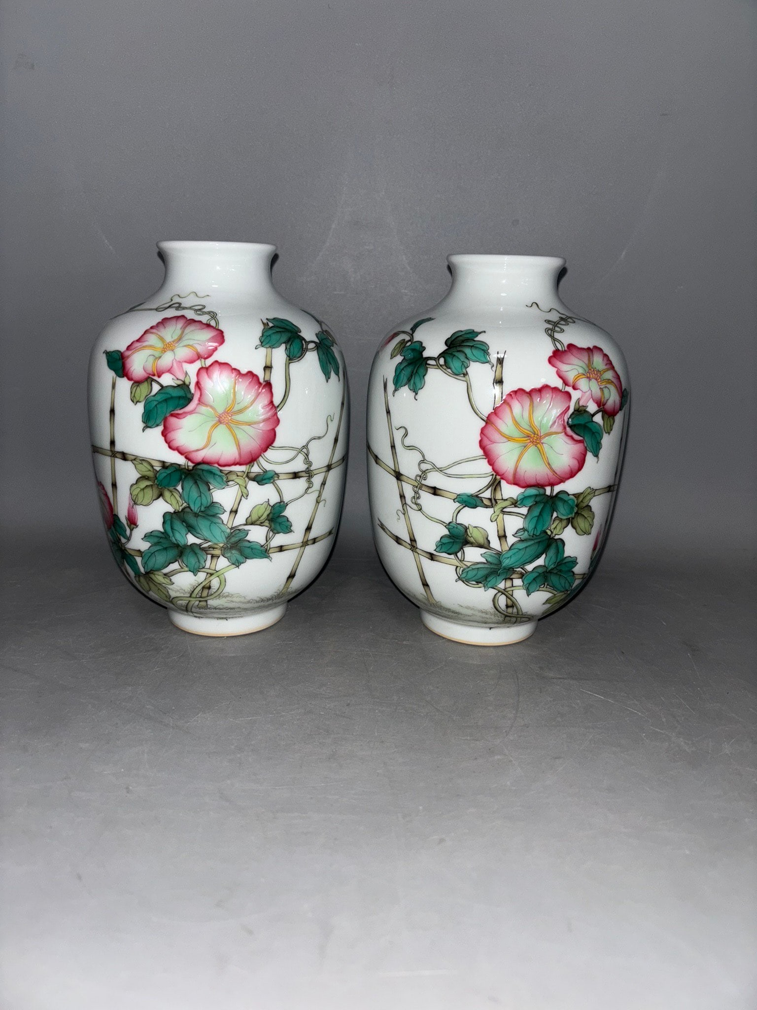 A small winter melon vase with morning glory design by the Qianlong period of the Qing Dynasty (1 of 9)