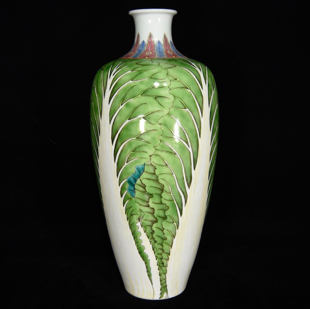 A Qianlong period famille rose vase with a "hundred fortunes" design (1 of 9)