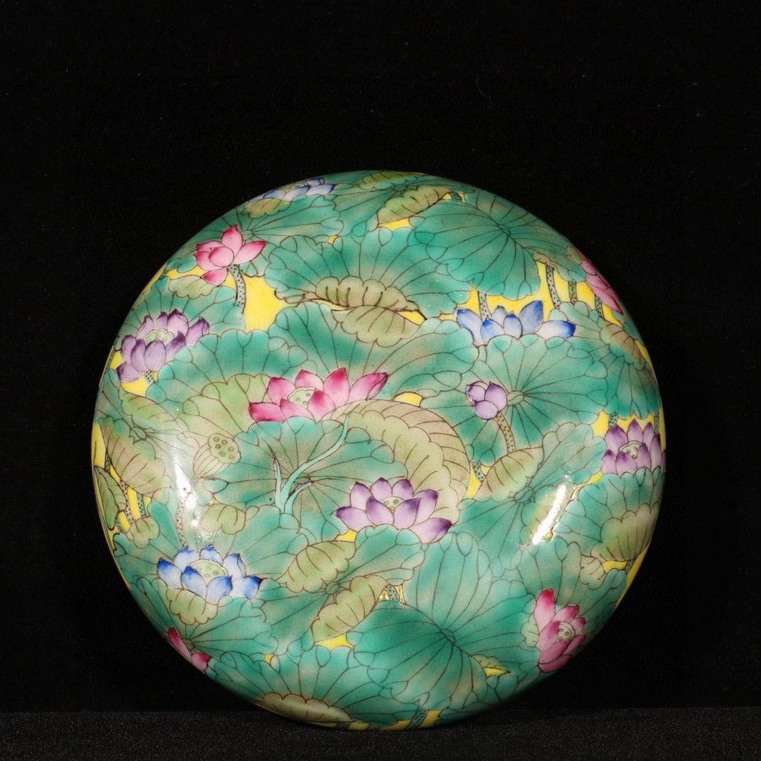 Qing Dynasty Yongzheng period famille rose lotus flower powder box (1 of 9)